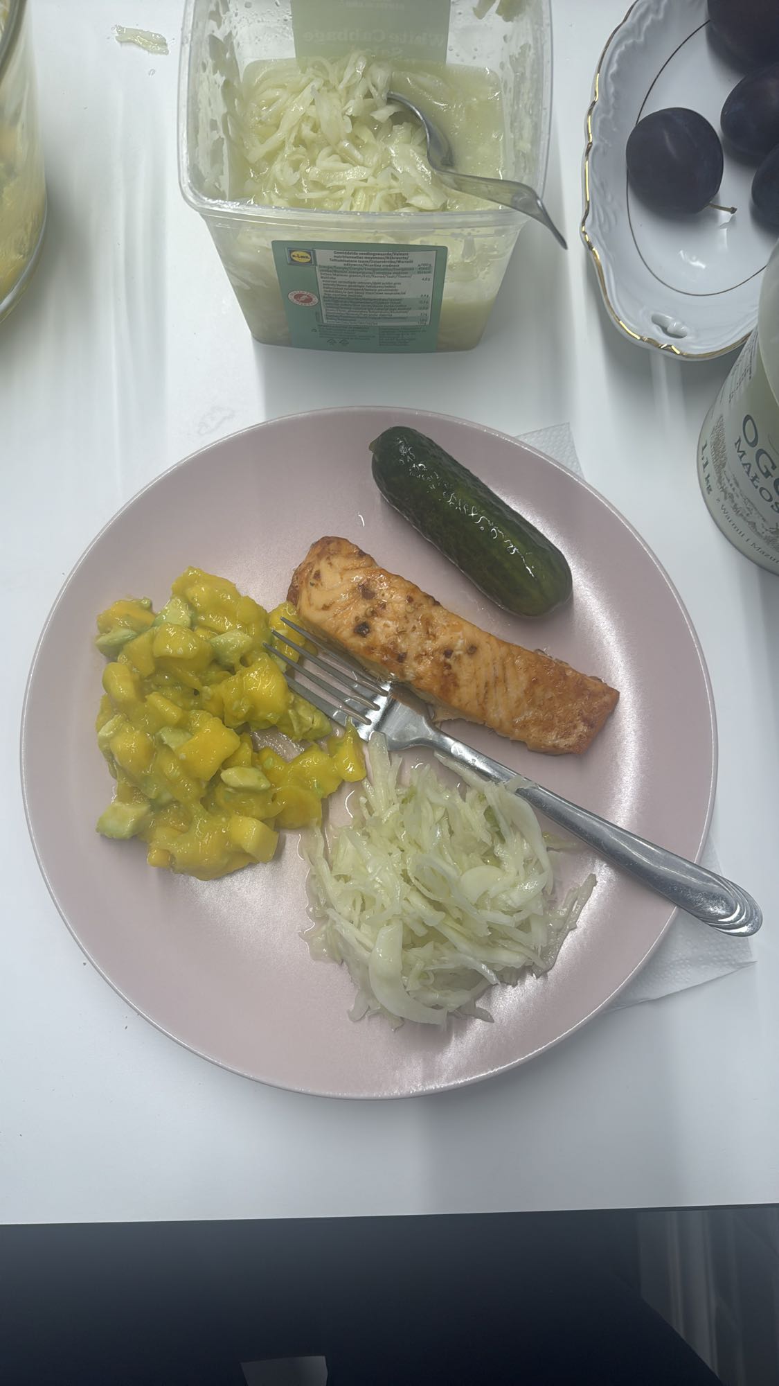 Łosoś z sałatkami