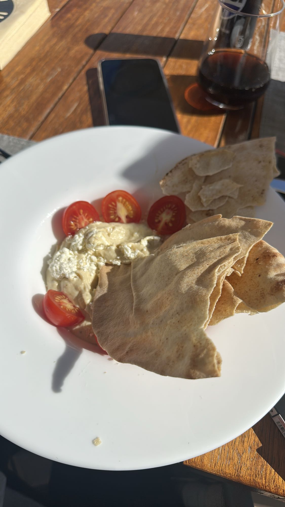 Hummus with pita & tomato