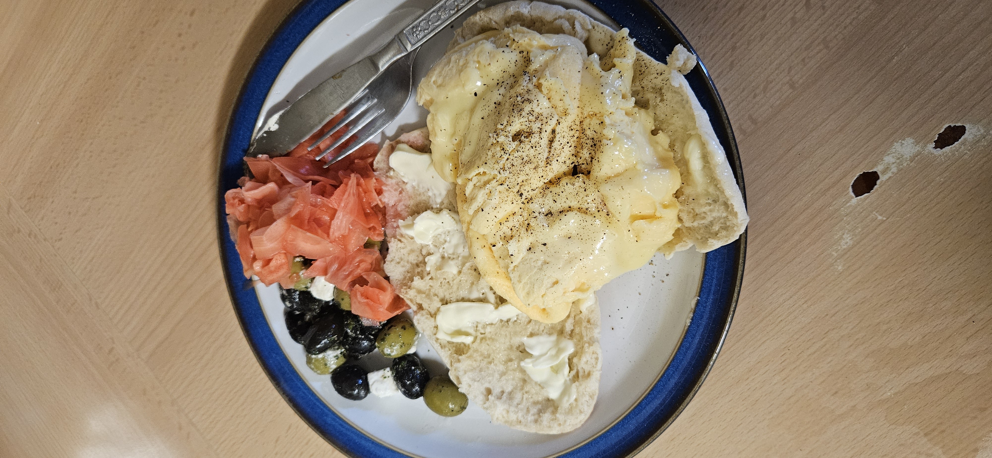 Scrambled eggs & pita plate