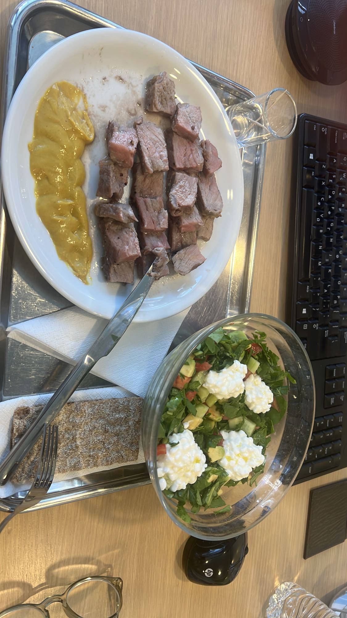 Μπριζόλα με σαλάτα