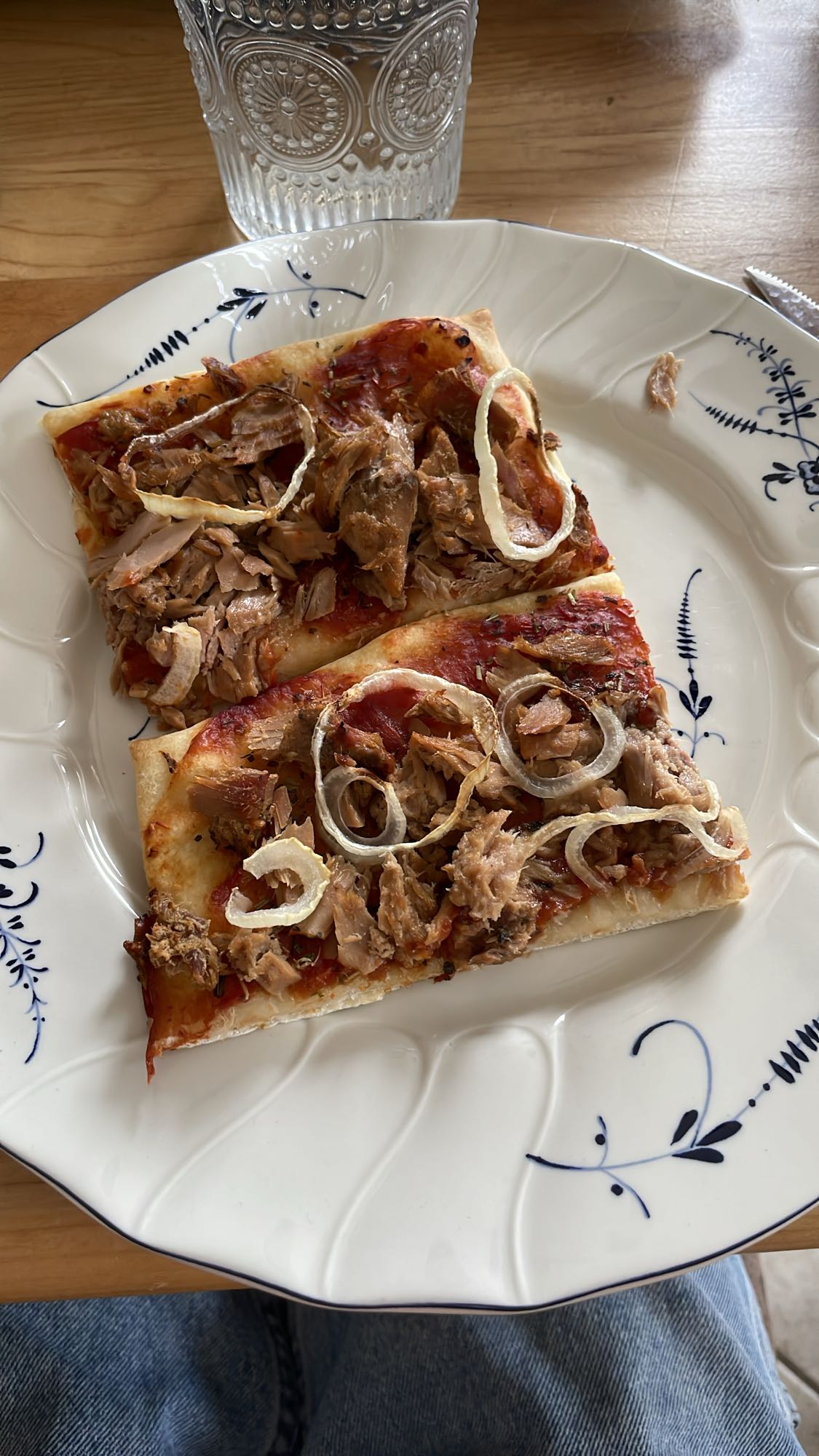 Thunfisch-Zwiebel-Pizza