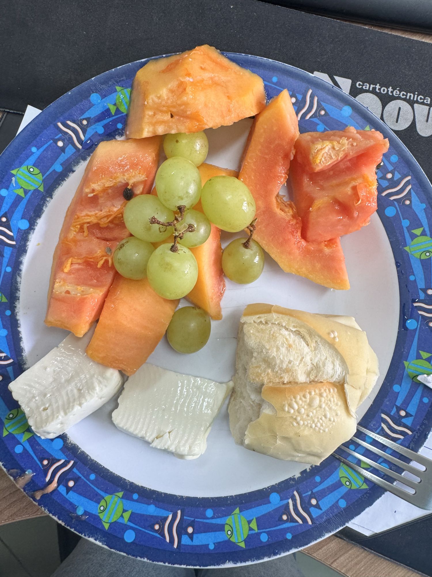 Café com frutas e pão