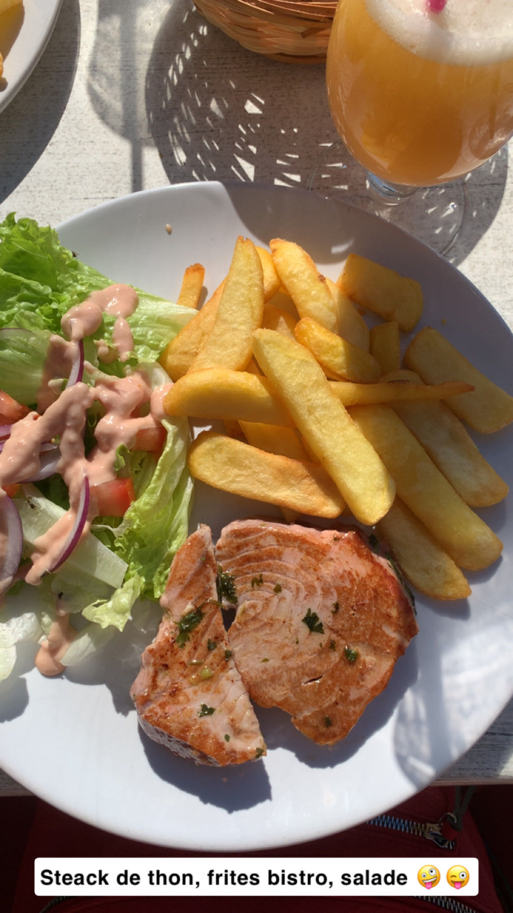 Steak de thon, frites, salade