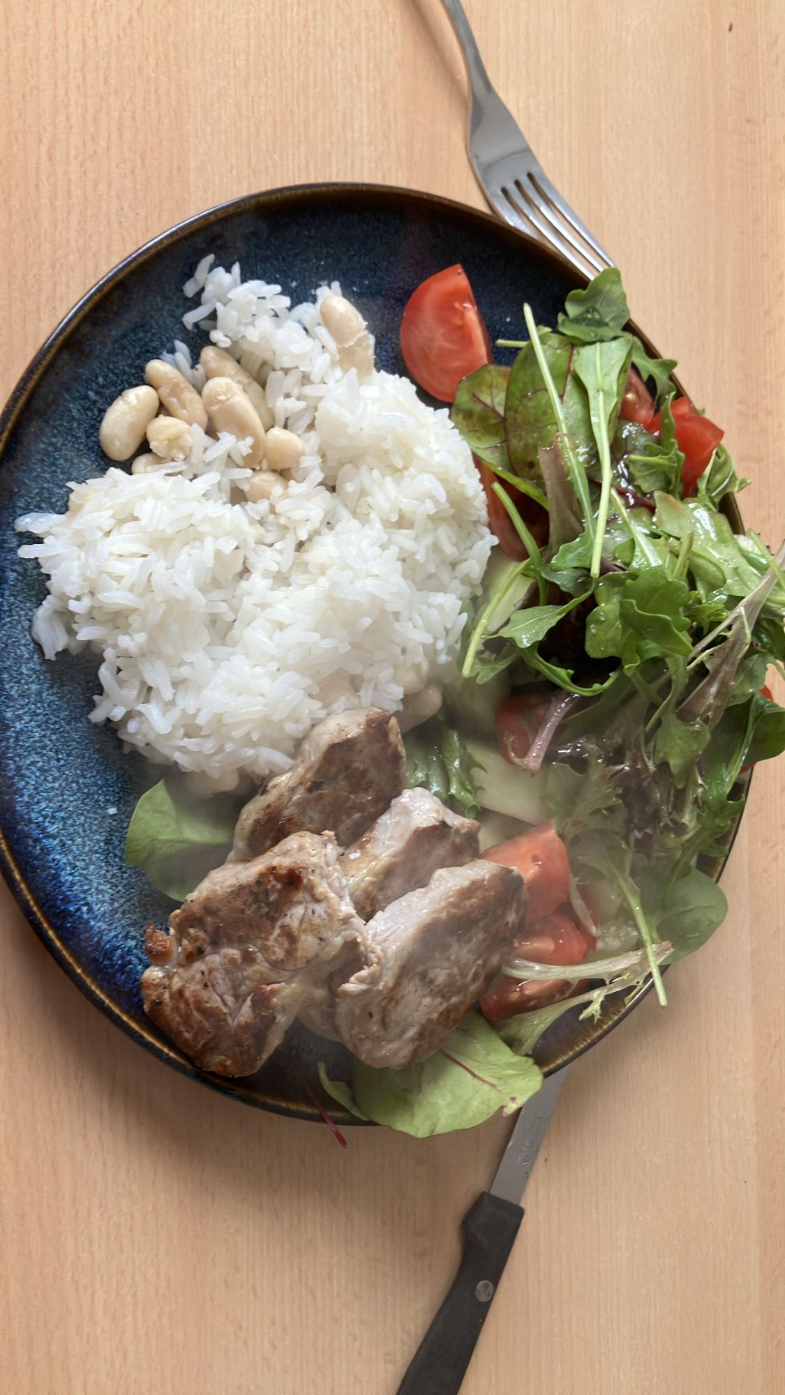 Arroz, feijão, salada e carne