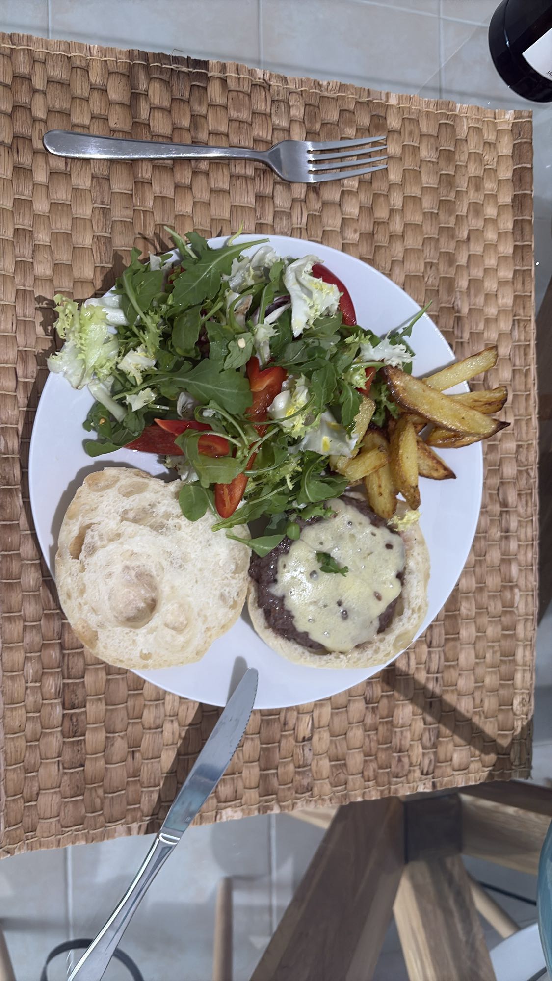 Cheeseburger with salad and fries