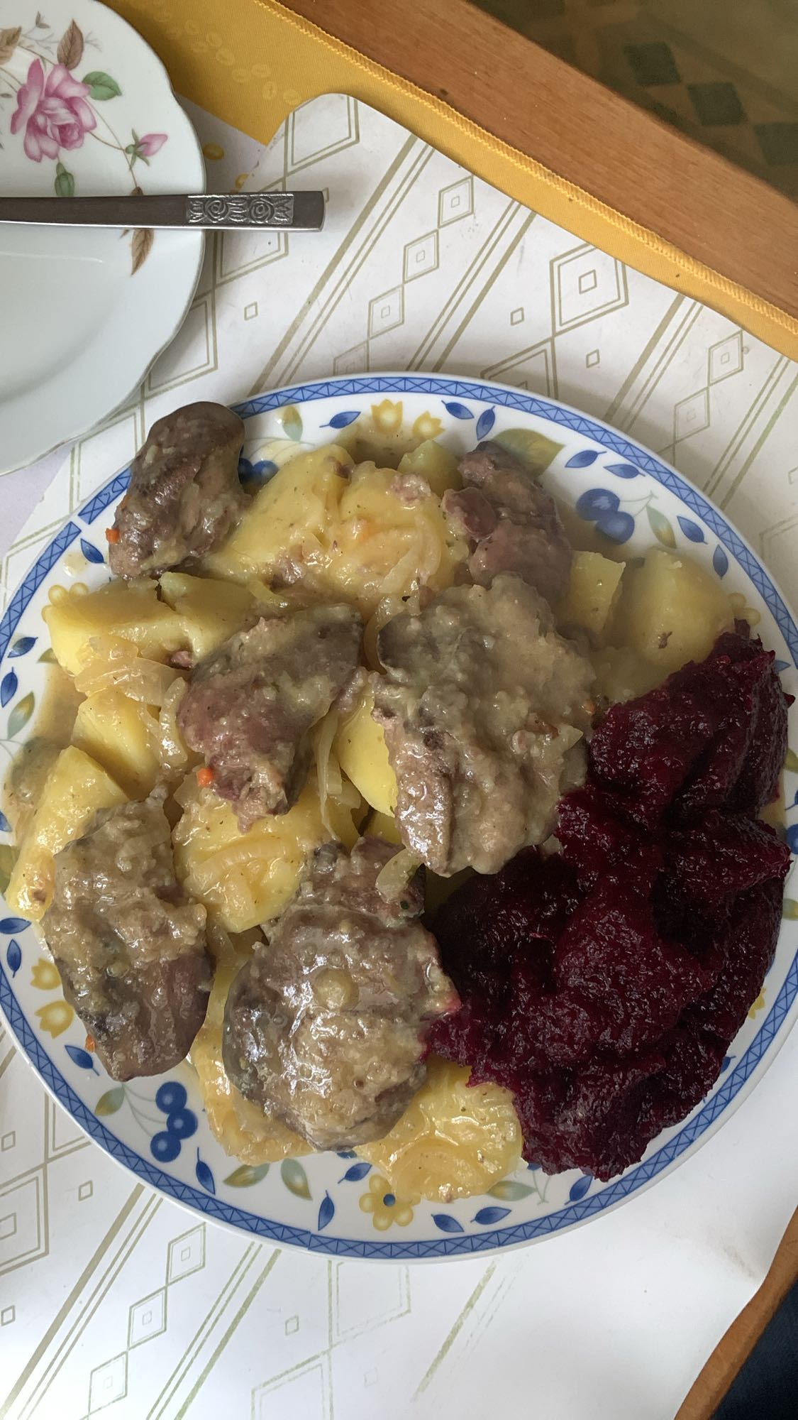 Wątróbka z ziemniakami i buraczkami