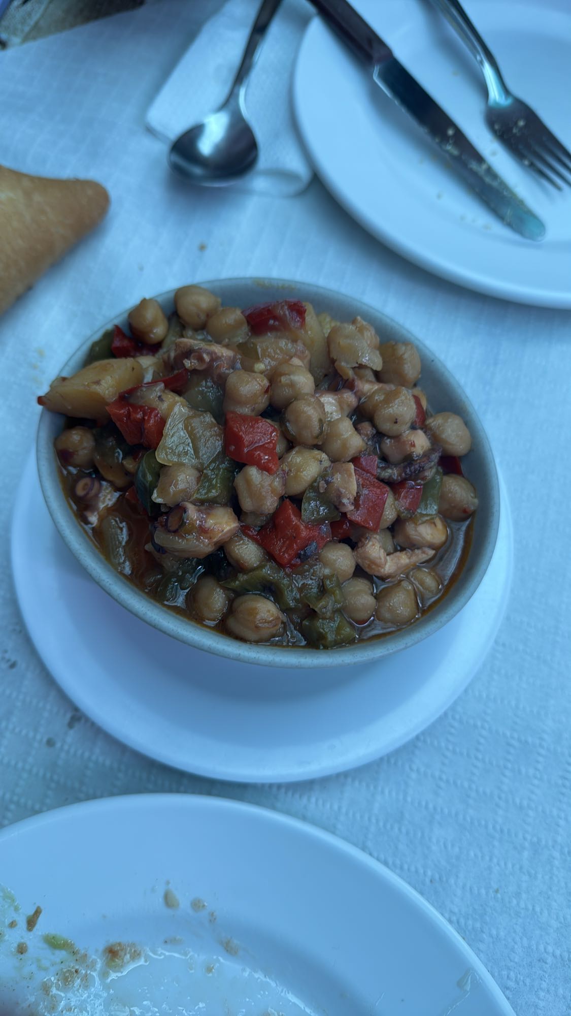 guiso de garbanzos y pulpo