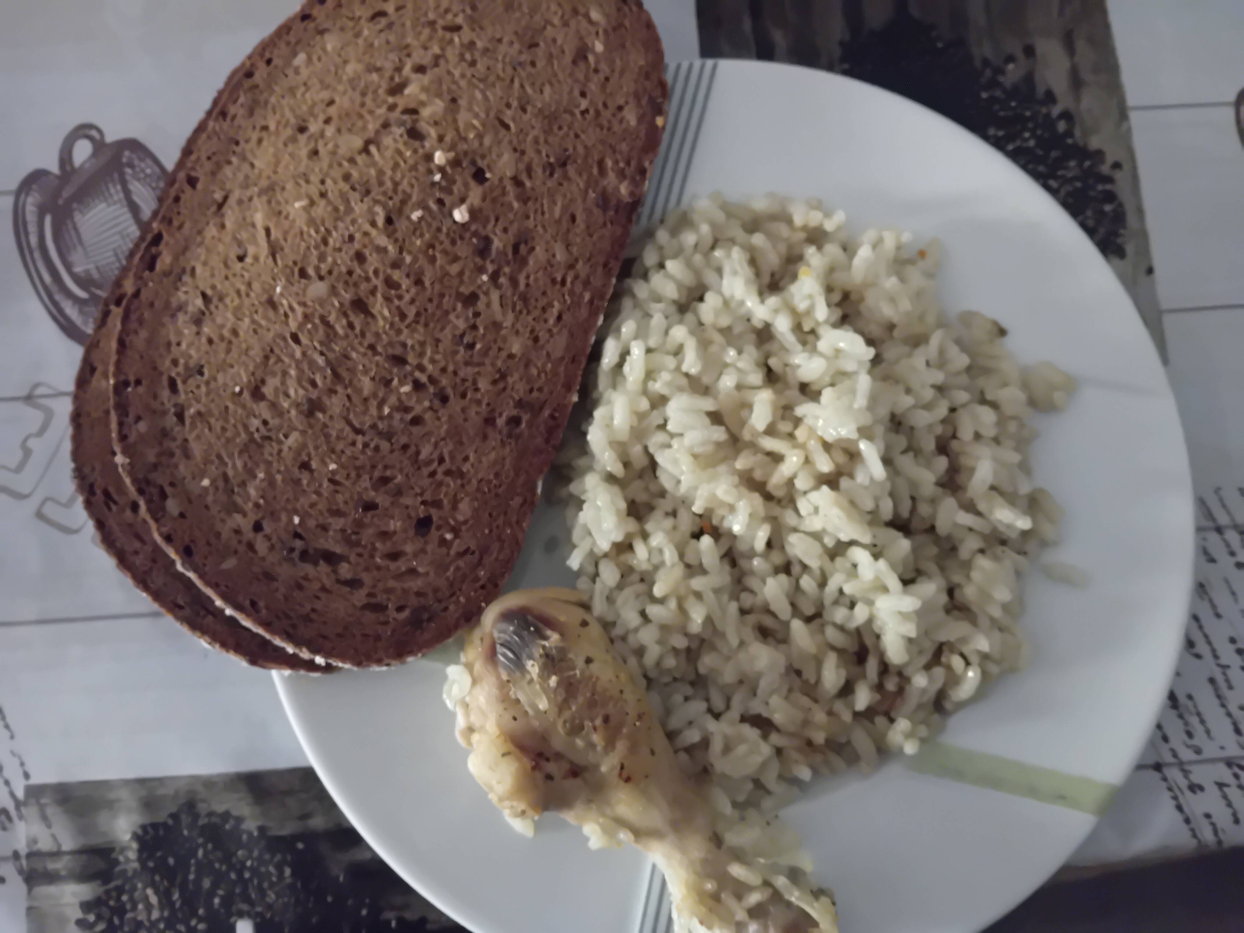 Chicken, rice and rye bread
