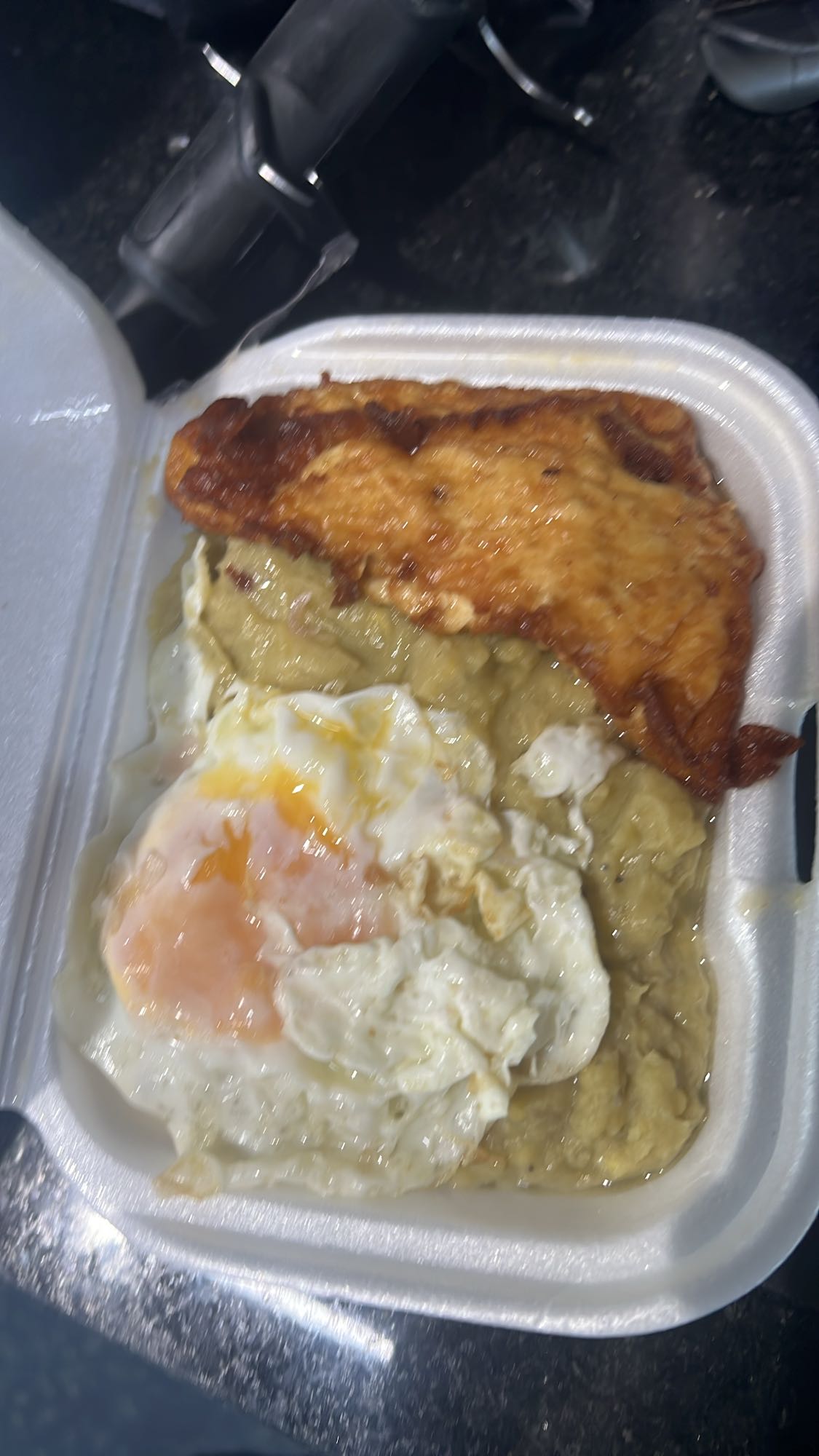 Mangu con huevo y pollo