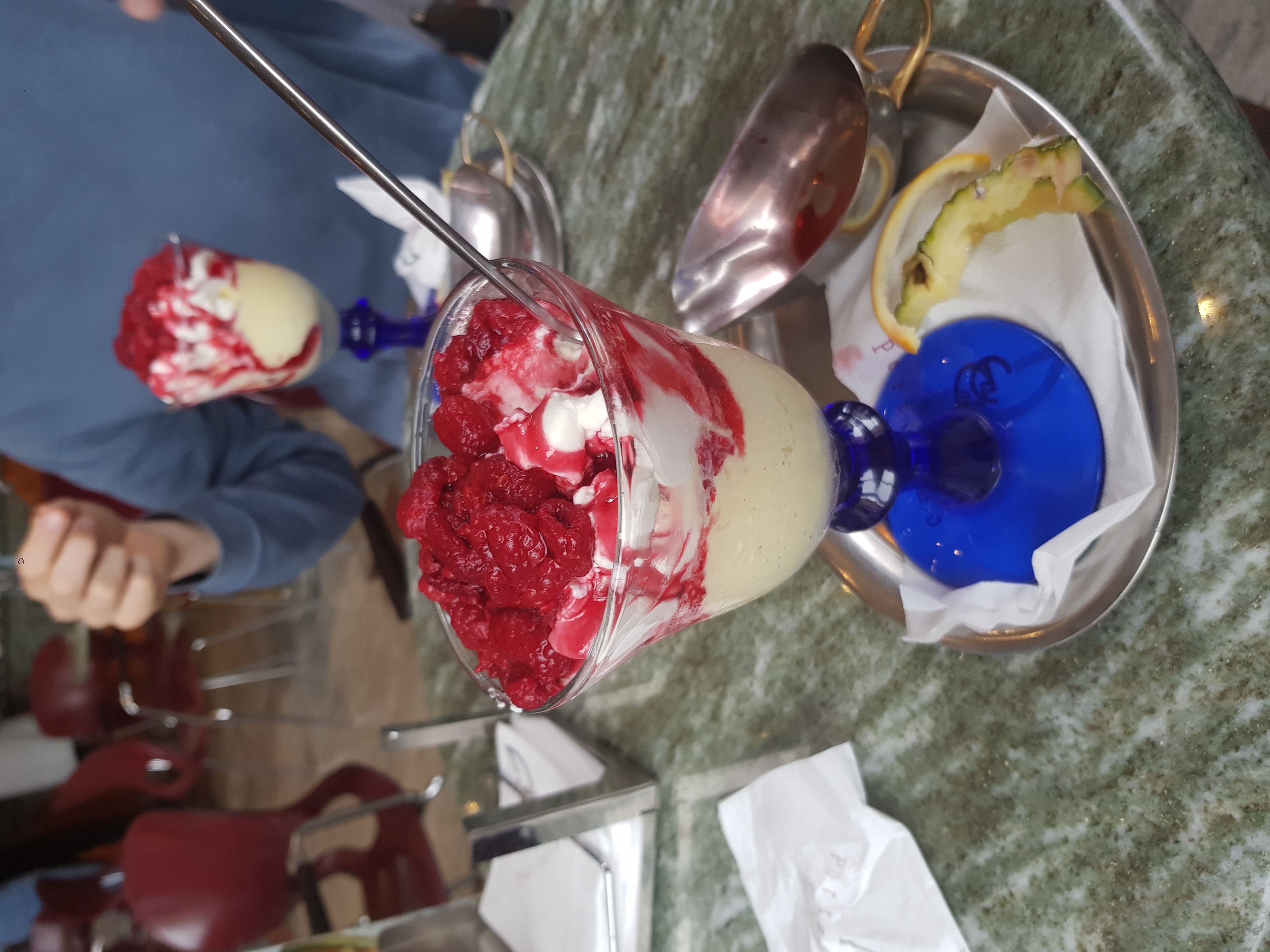 Vanilleijs met frambozen