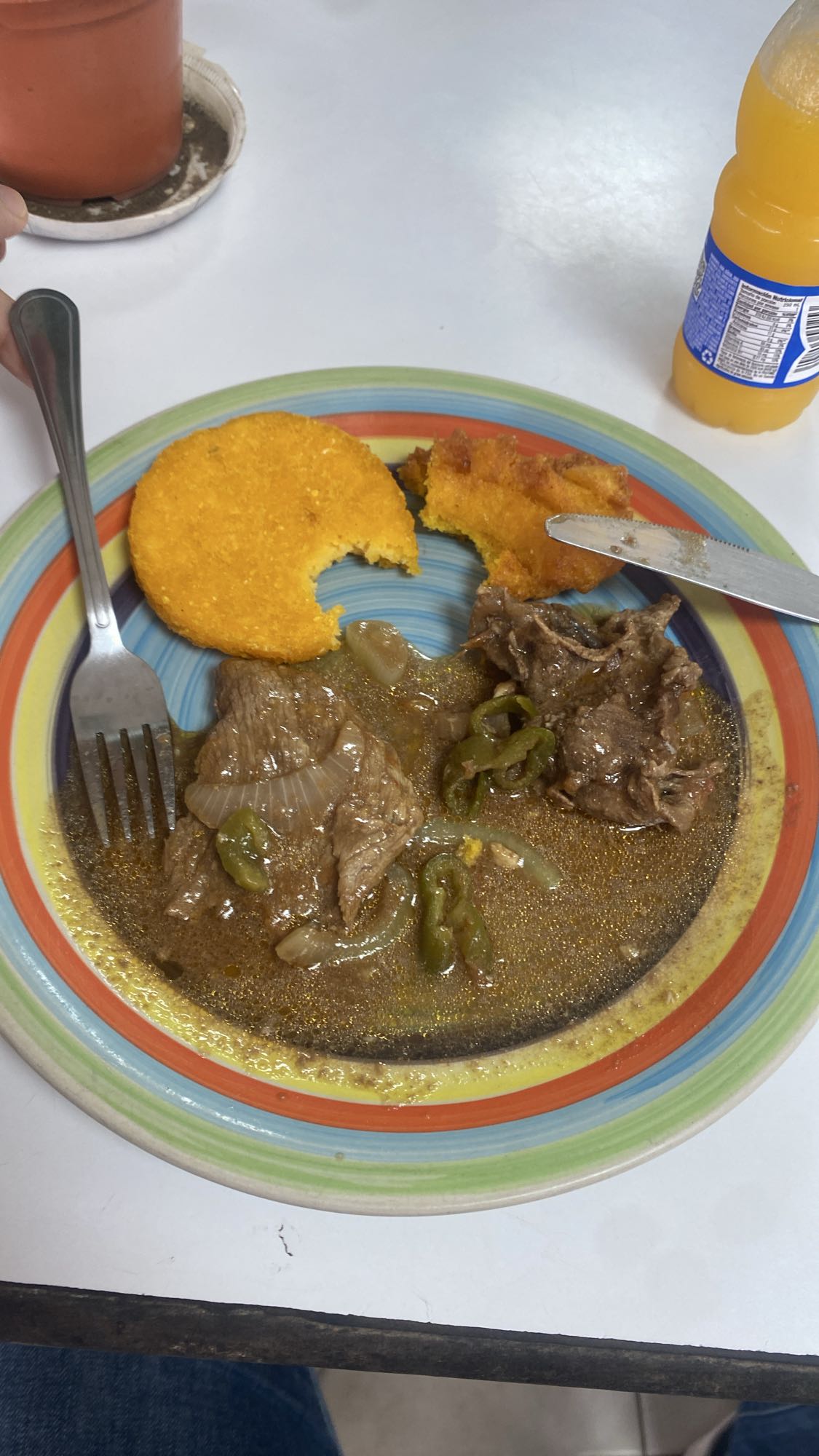 carne guisada con arepa