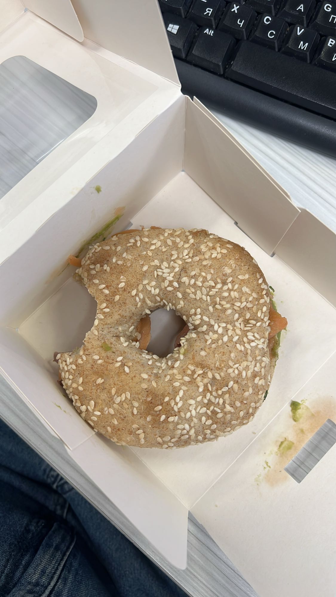 бублик с лососем и авокадо