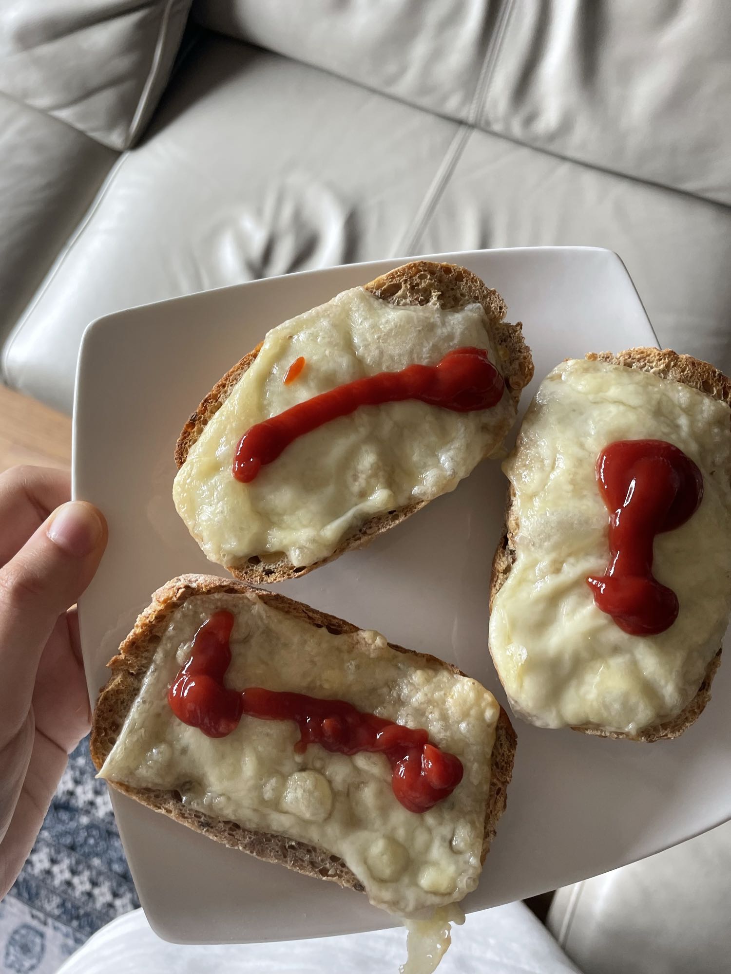 Tosty z serem i ketchupem