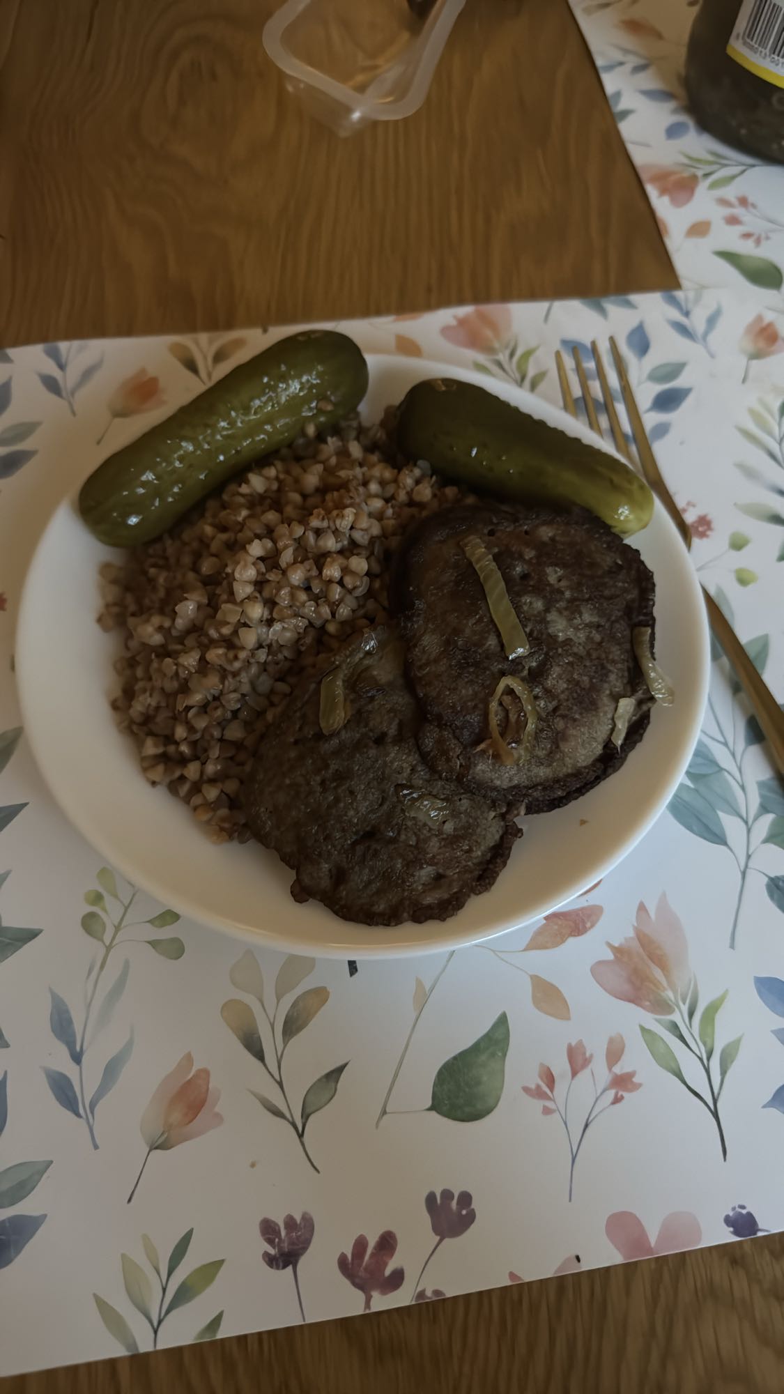 Гречка с котлетами и огурцами