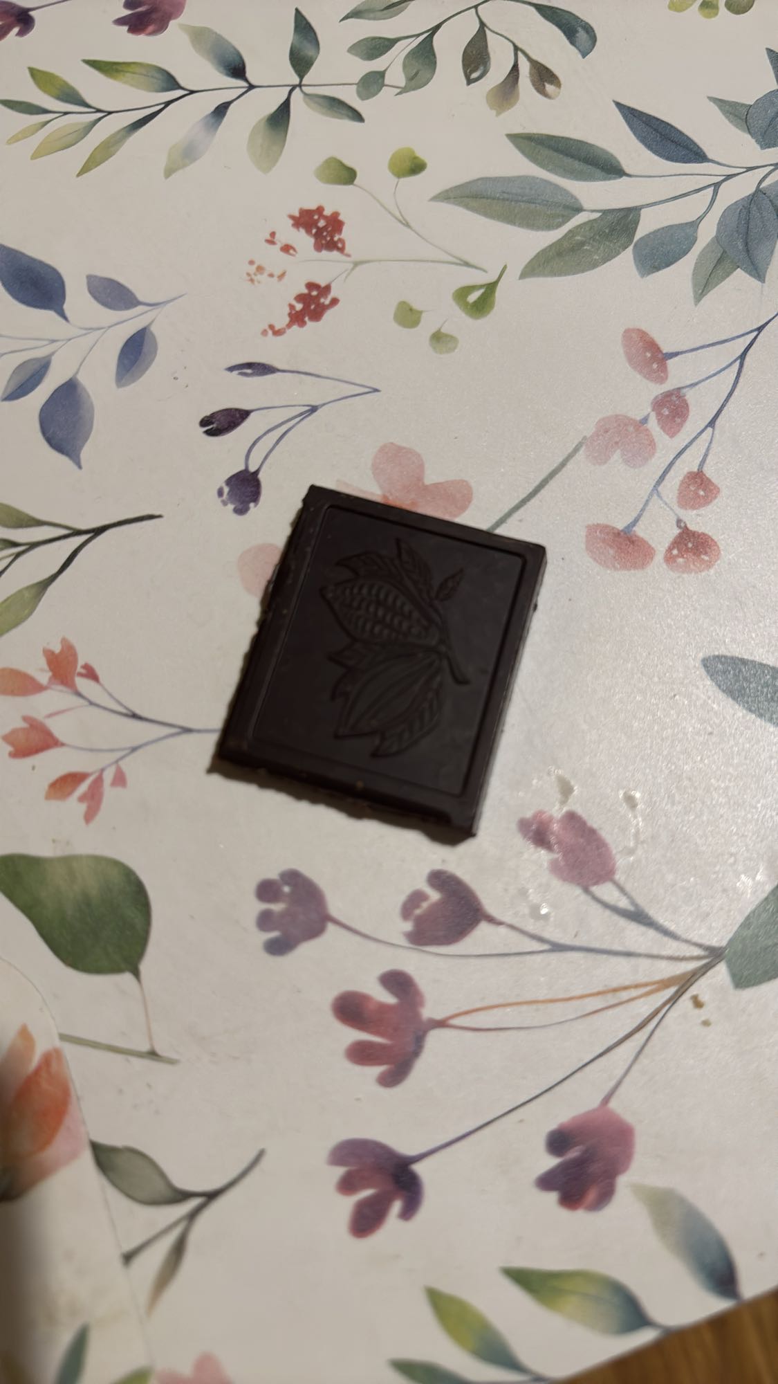 кусочек тёмного шоколада