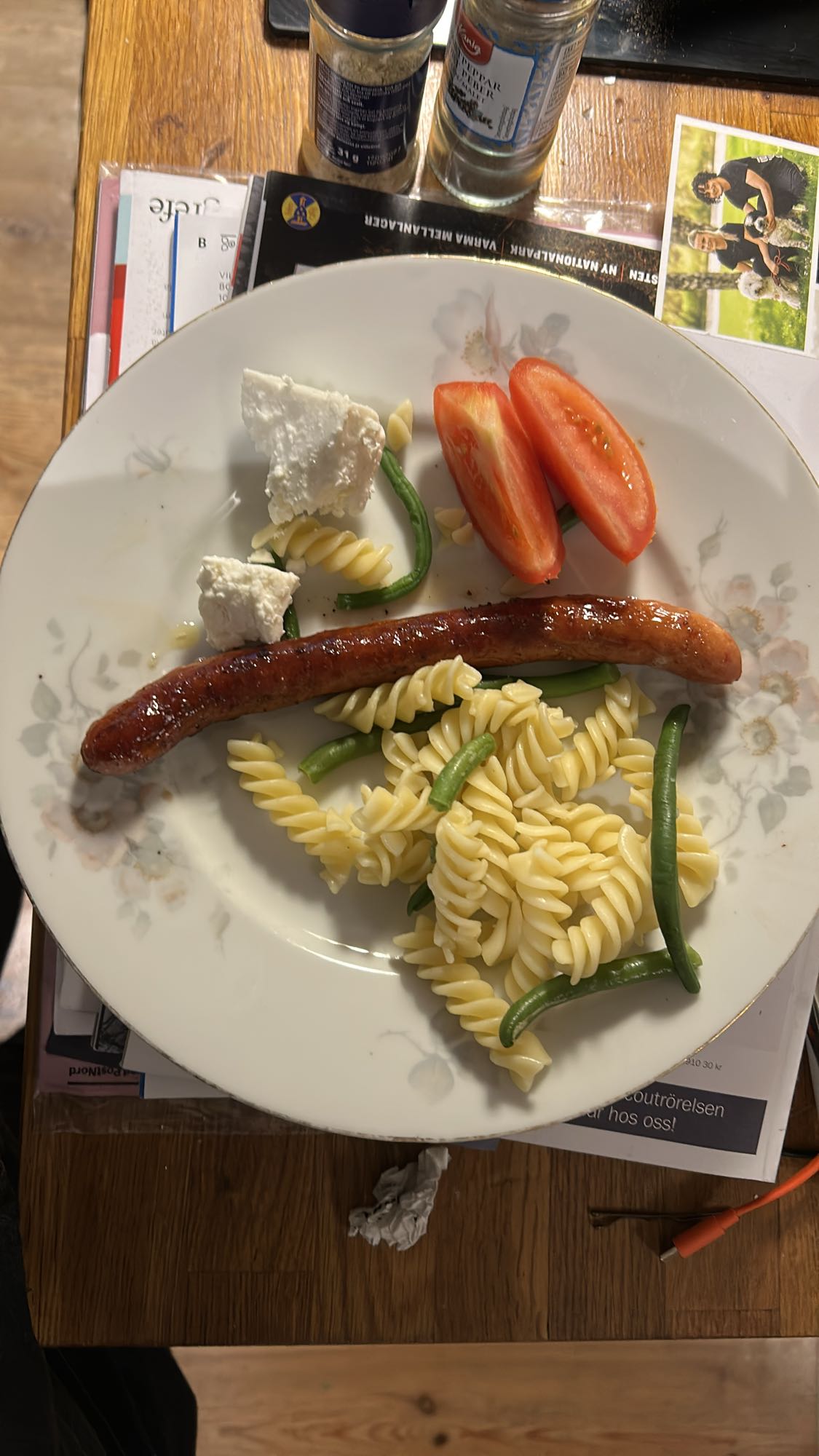 Korv med pasta och grönsaker