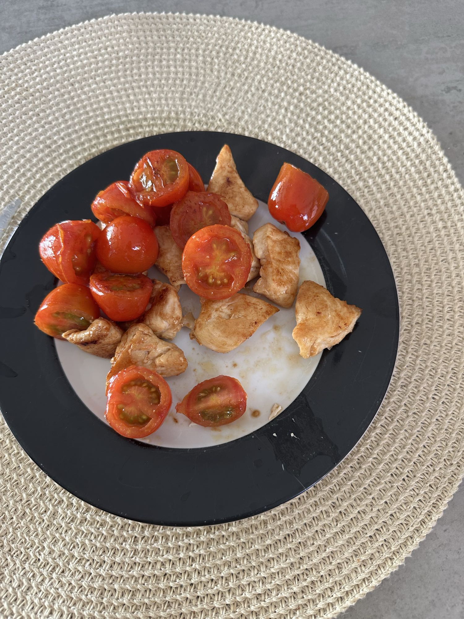Pollo con tomates