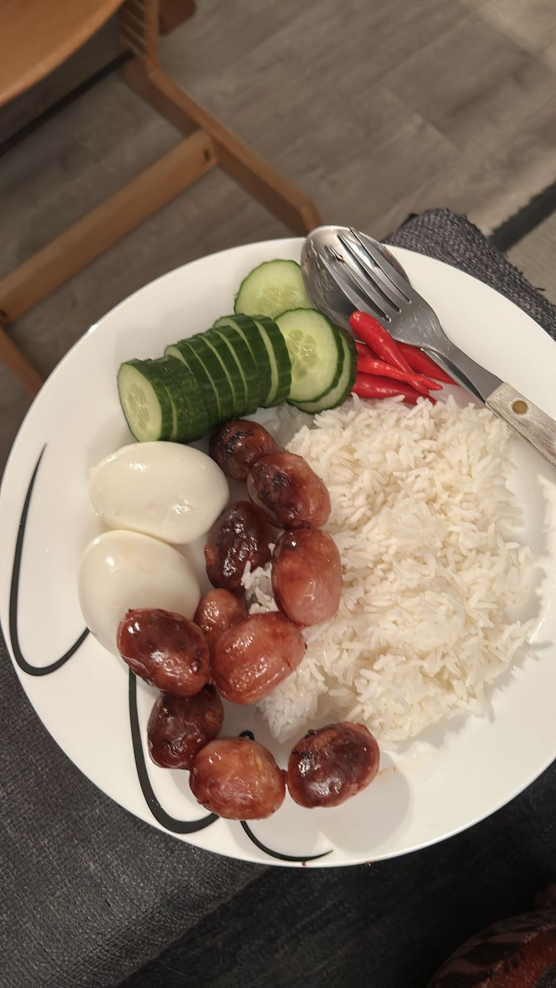 Pølse, ris og eggtallerken