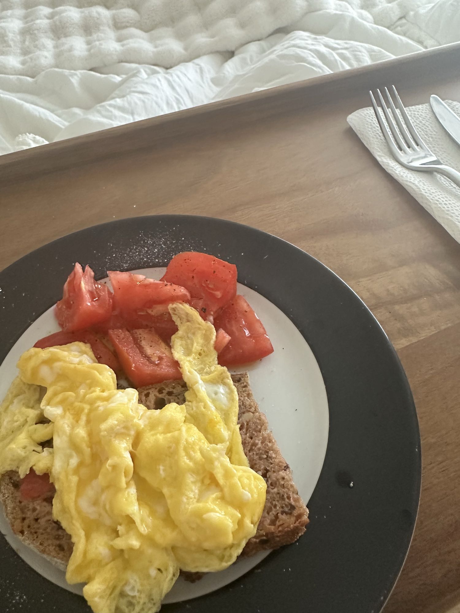 Desayuno con huevo y tomate