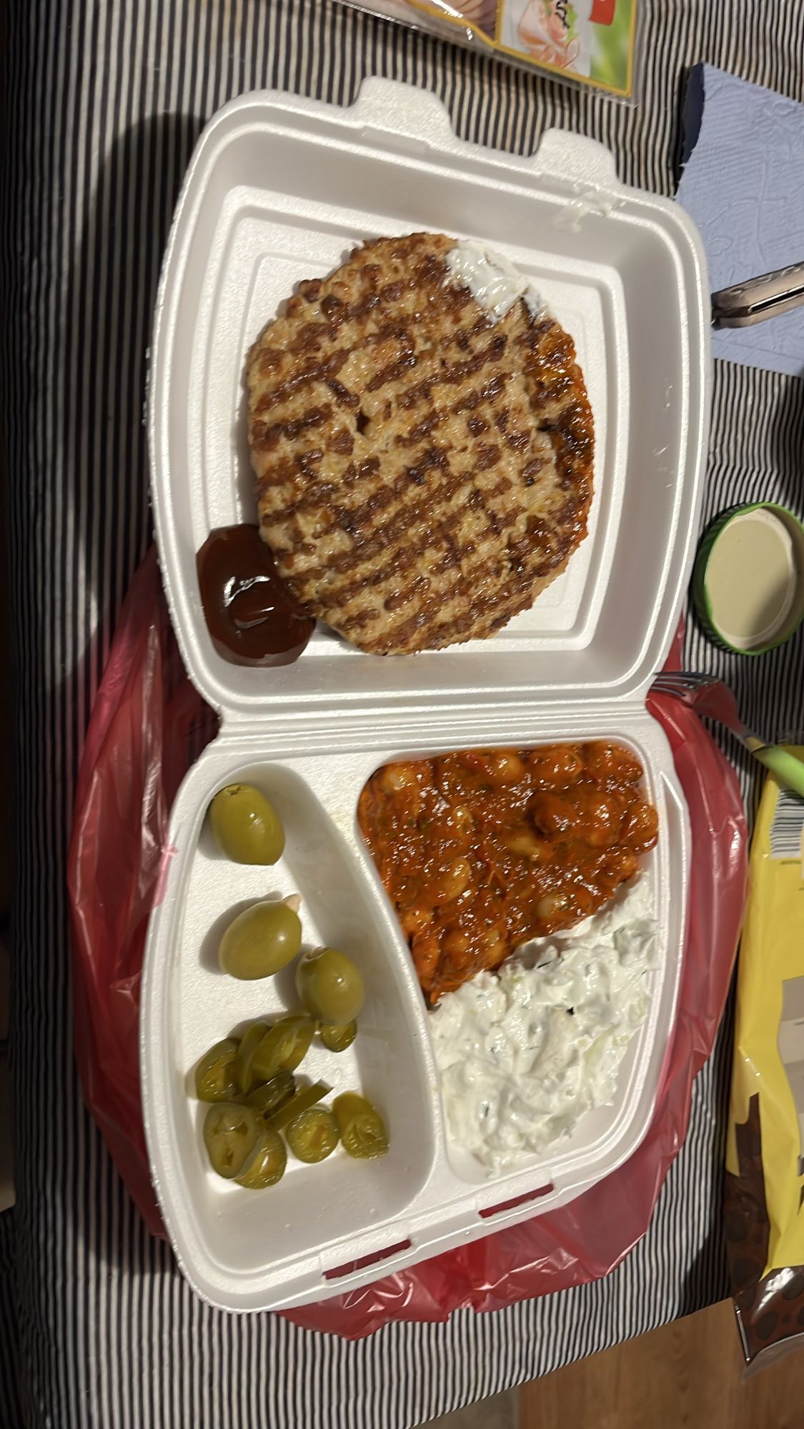 Пилешки бургер с гарнитура