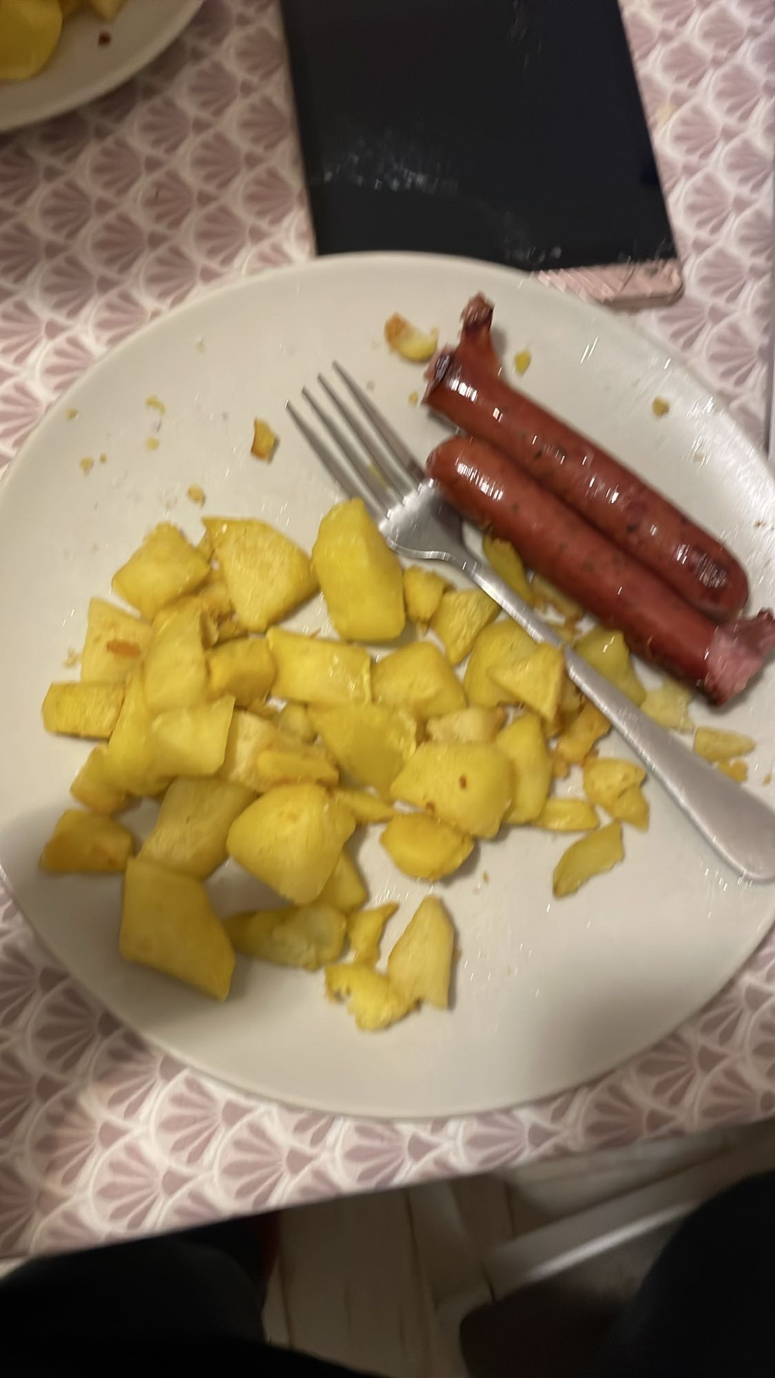 Cârnați cu cartofi prăjiți