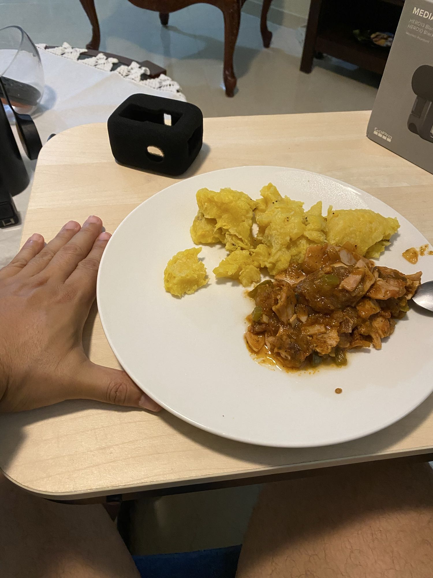 Plátano maduro con jamón de pavo guisado