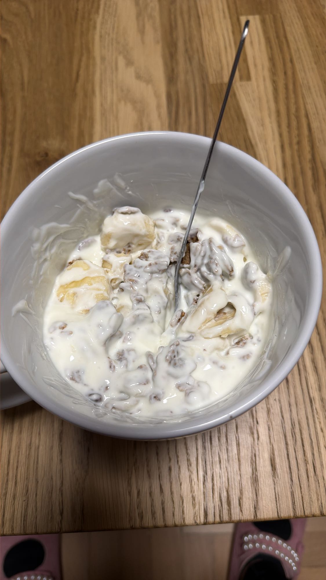 Jogurt z bananem i płatkami