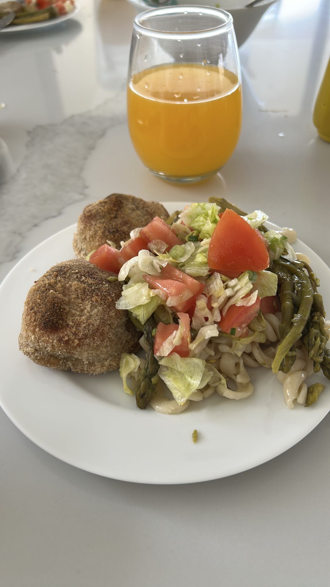albóndigas, ensalada y jugo