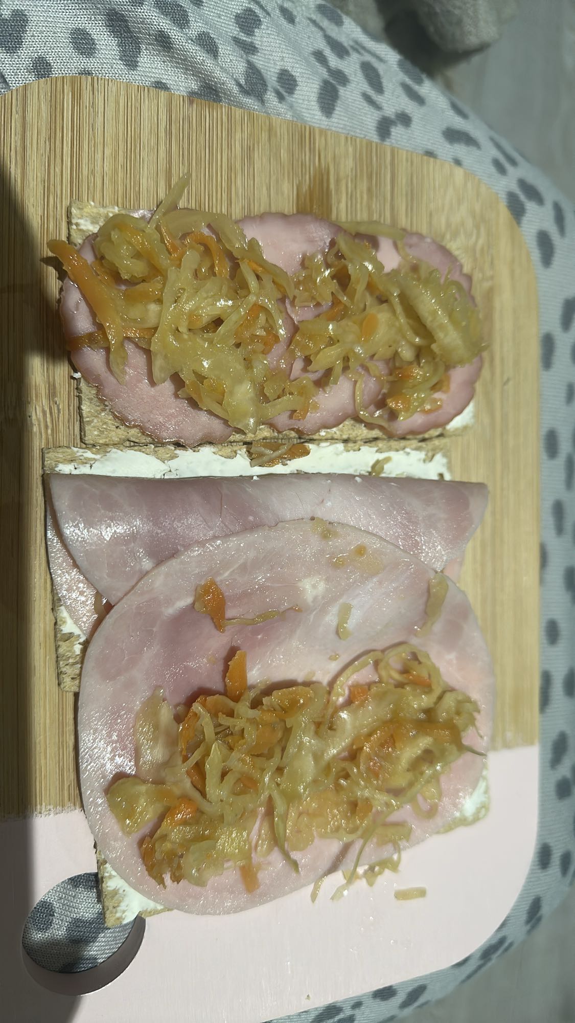 Kanapki z szynką i kapustą