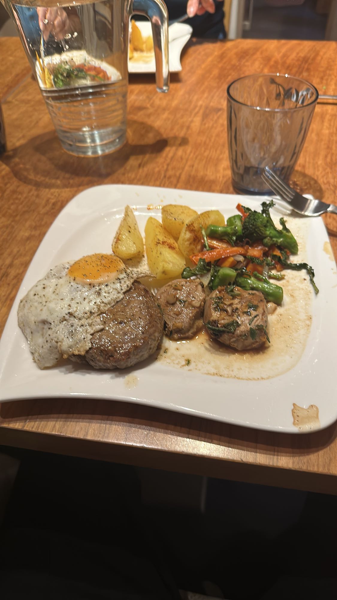 Biefstuk met ei en groenten