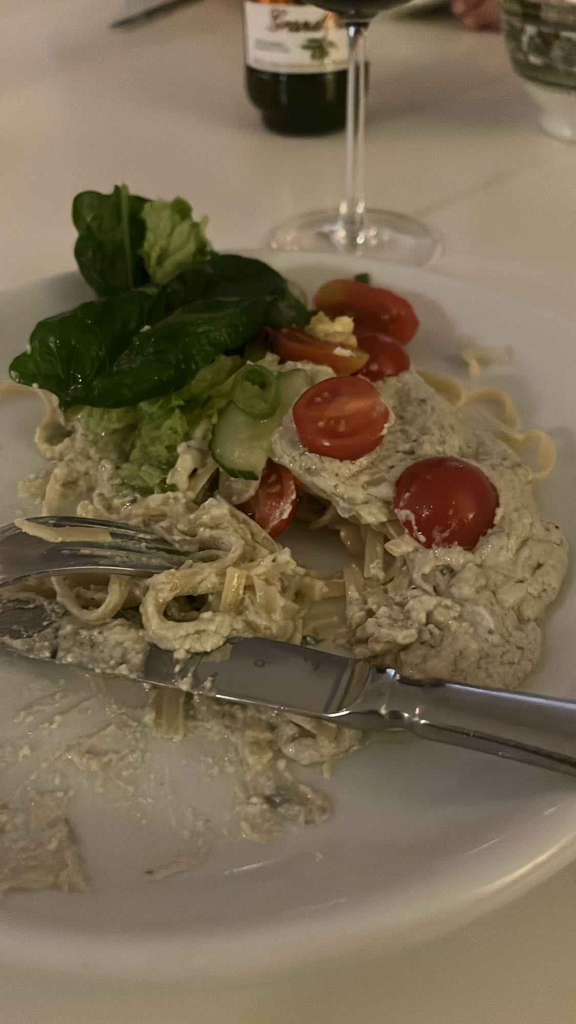 Pasta med grönsaker och sås
