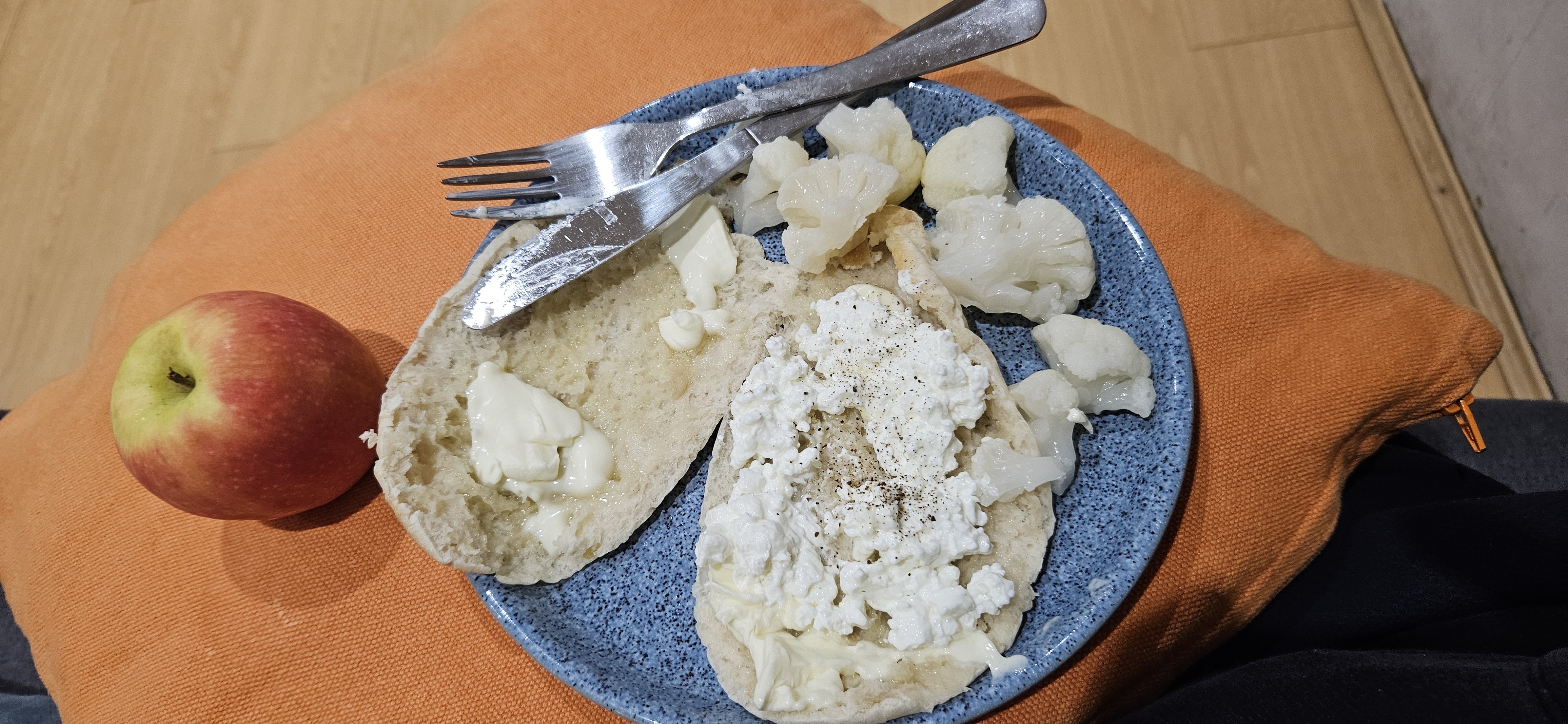 Bread with cheese & apple