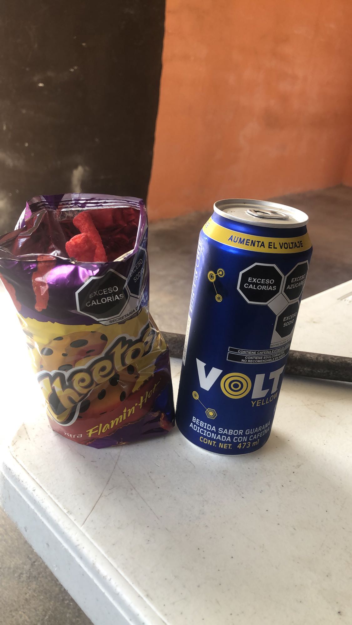 Cheetos y bebida energética