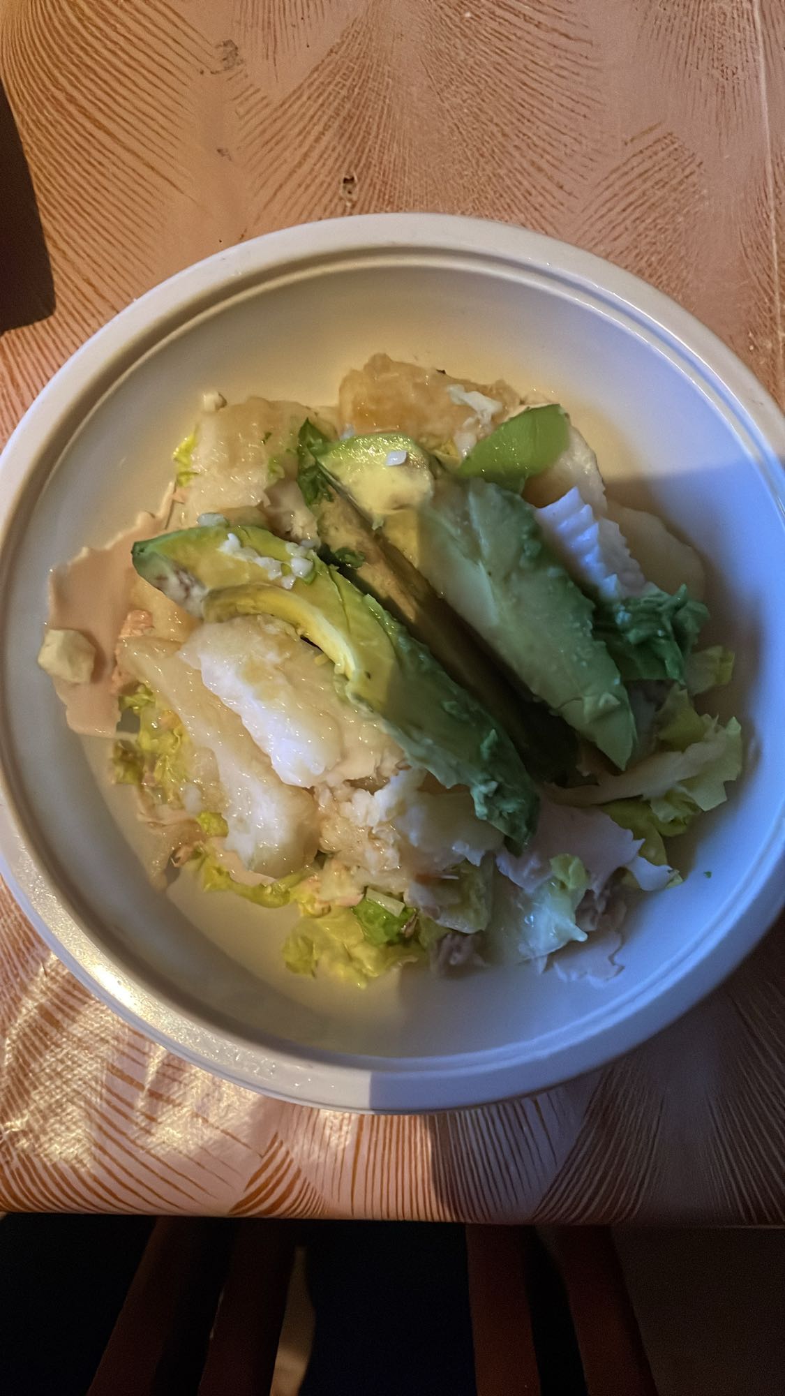 ensalada de pescado y aguacate