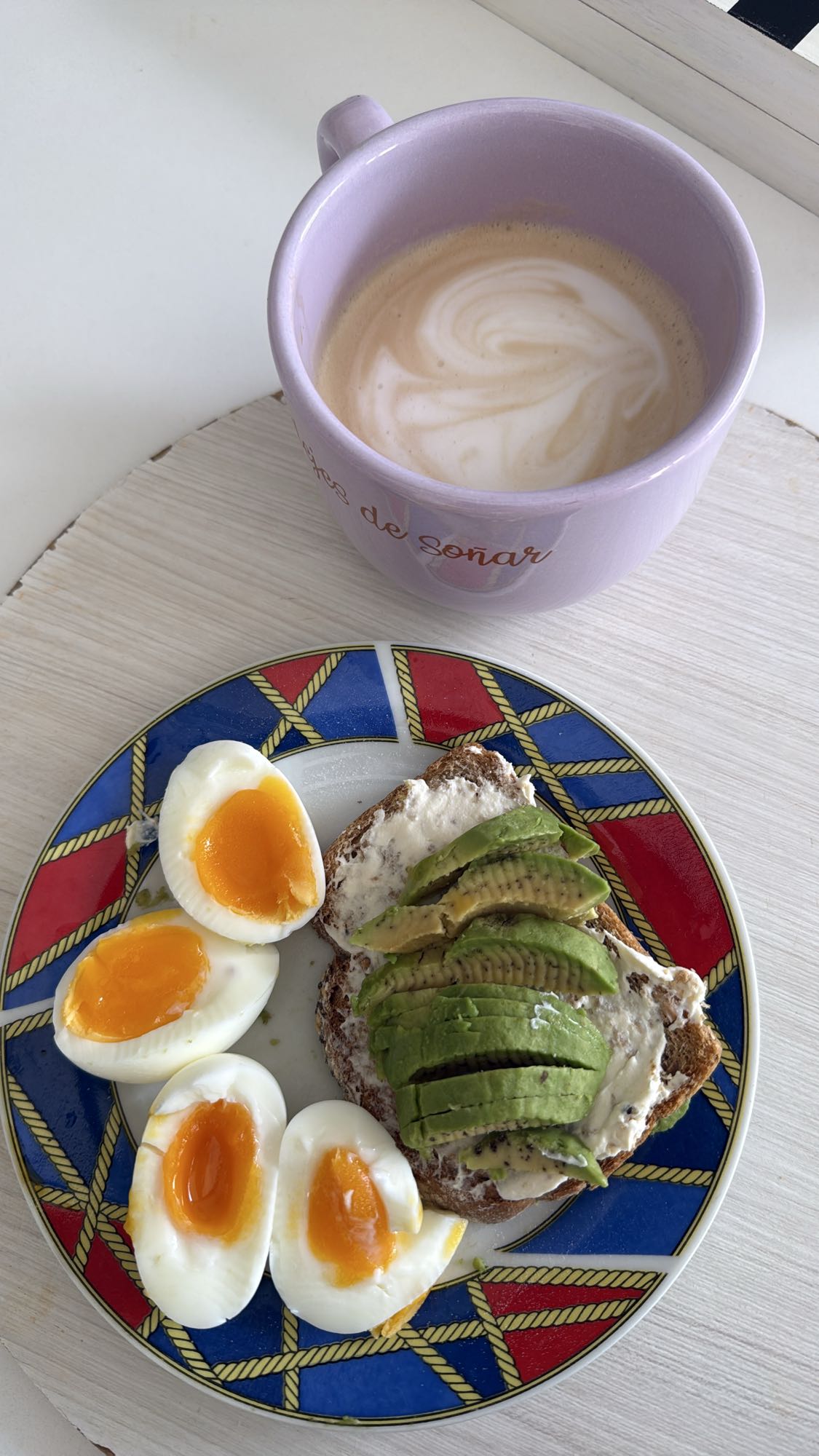 Tostada con huevo y café