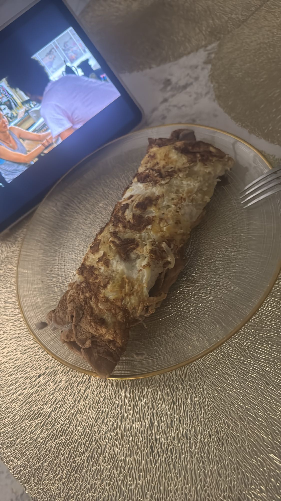 рулет из 5 белков с греческим йогуртом и изюмом