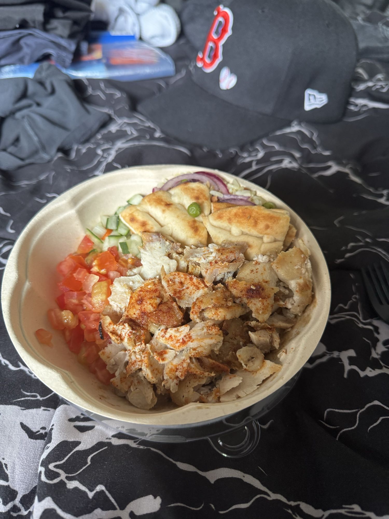 bowl de arroz con pollo, vegetales y zatziki