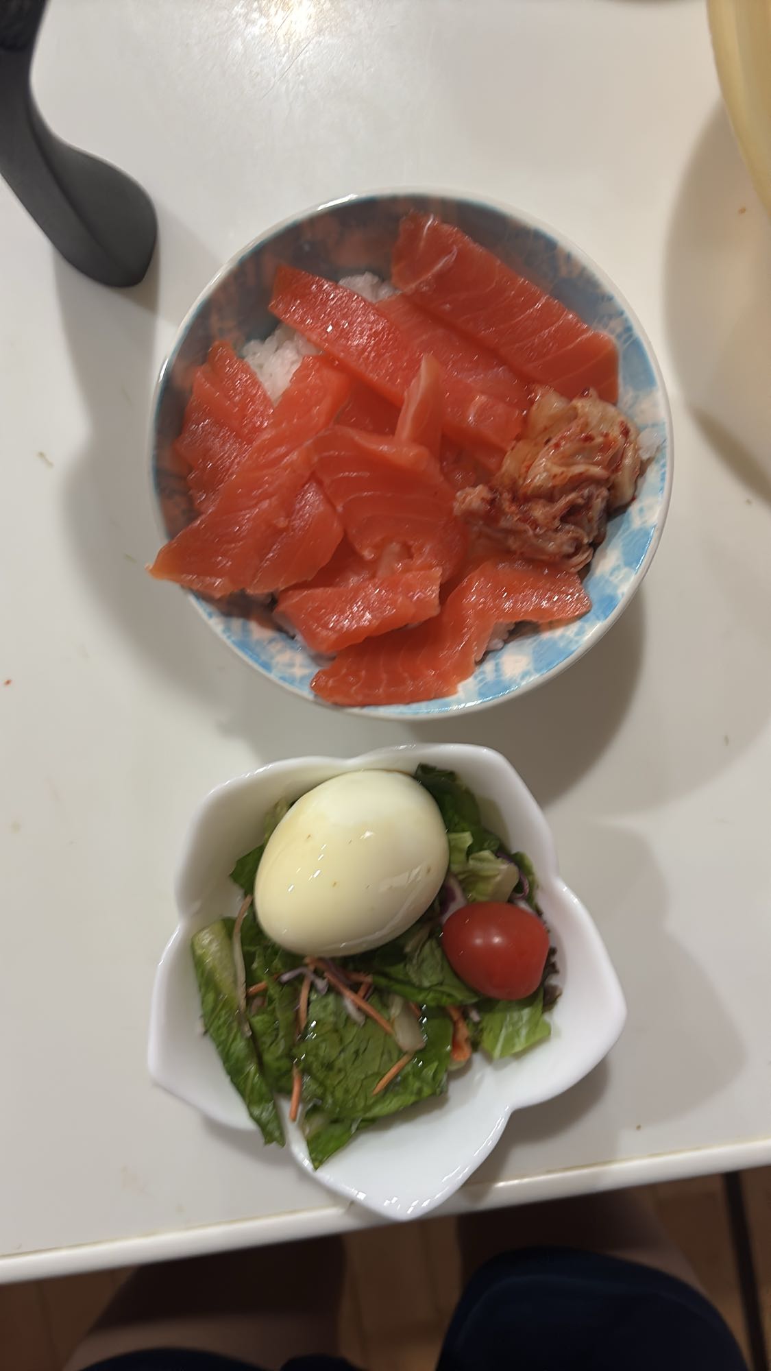 サーモン丼とサラダ