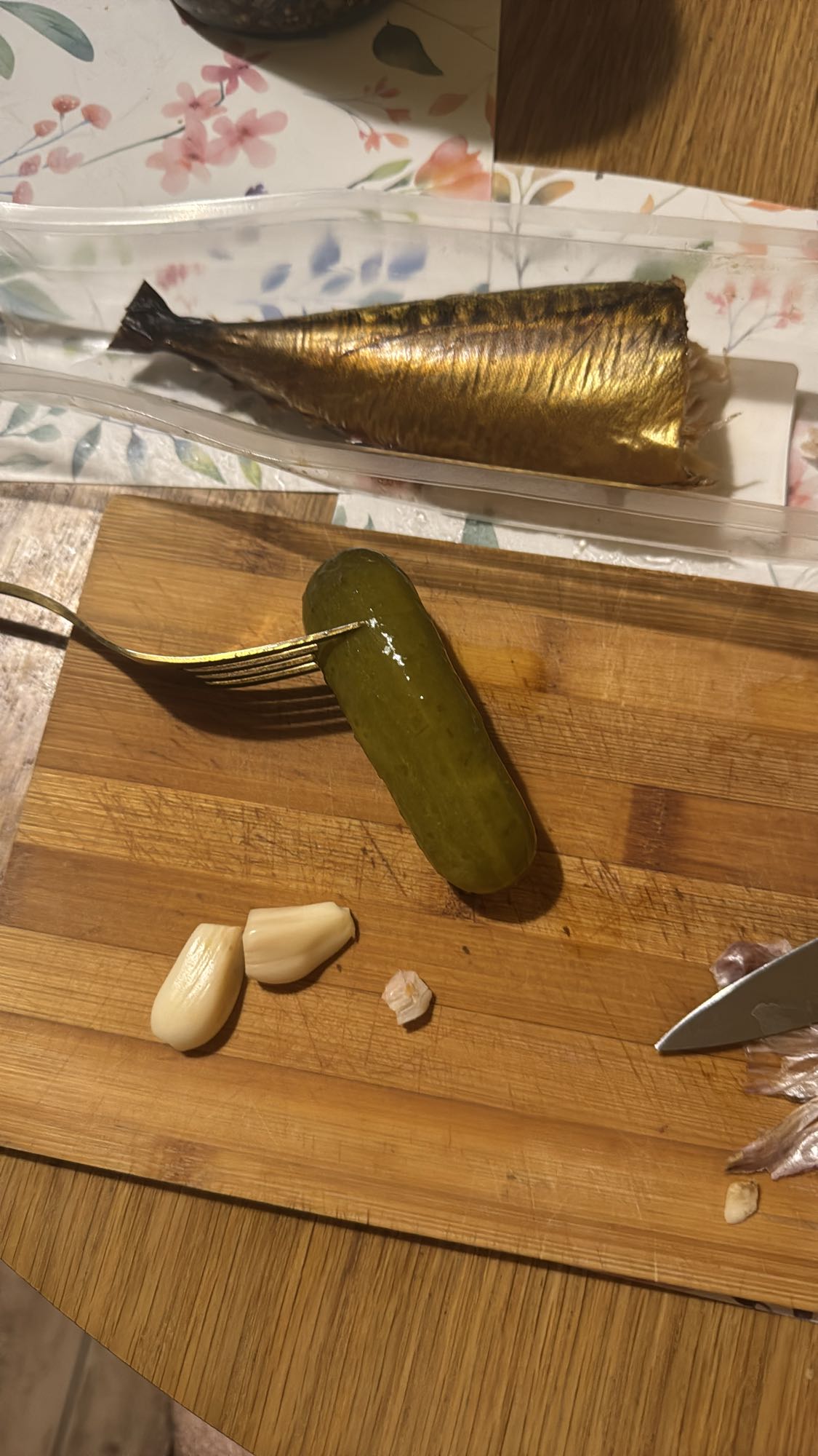 Сельдь с огурцом и чесноком