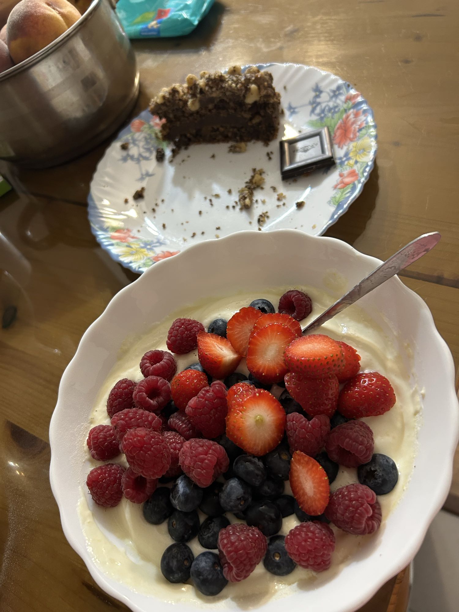 Iaurt proteic cu fructe de pădure și prăjitură low carb