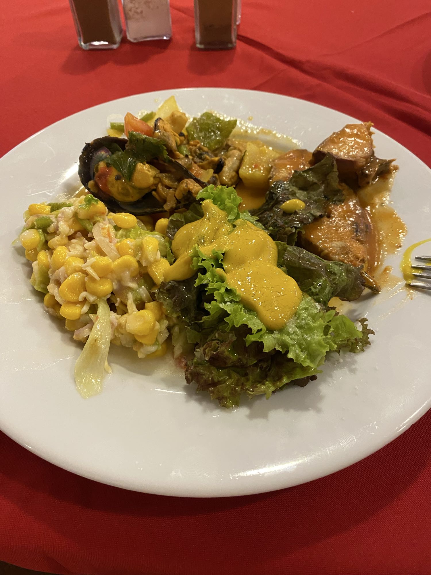 Plato mixto con ensalada