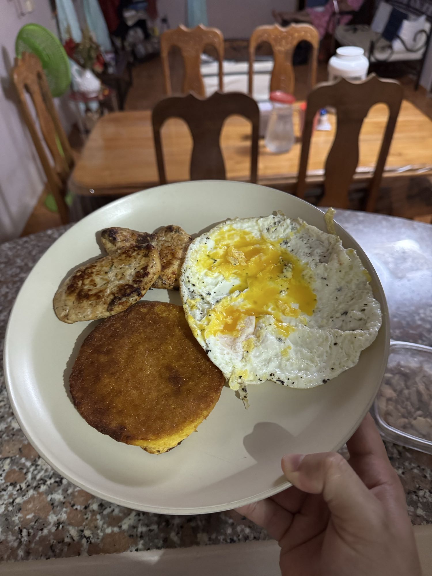 Desayuno con arepa, pollo y 2 huevos