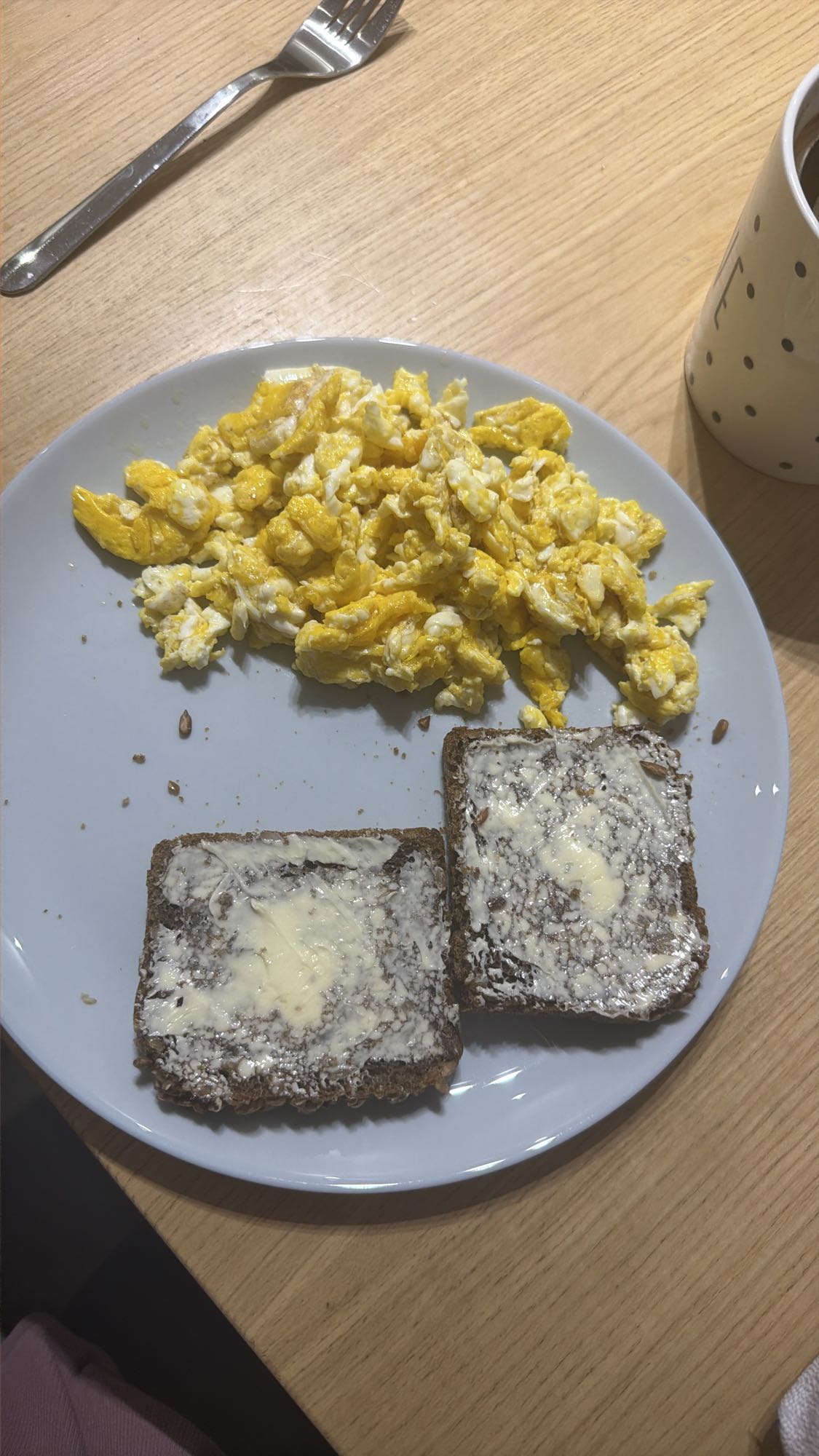 Jajecznica i chleb z masłem