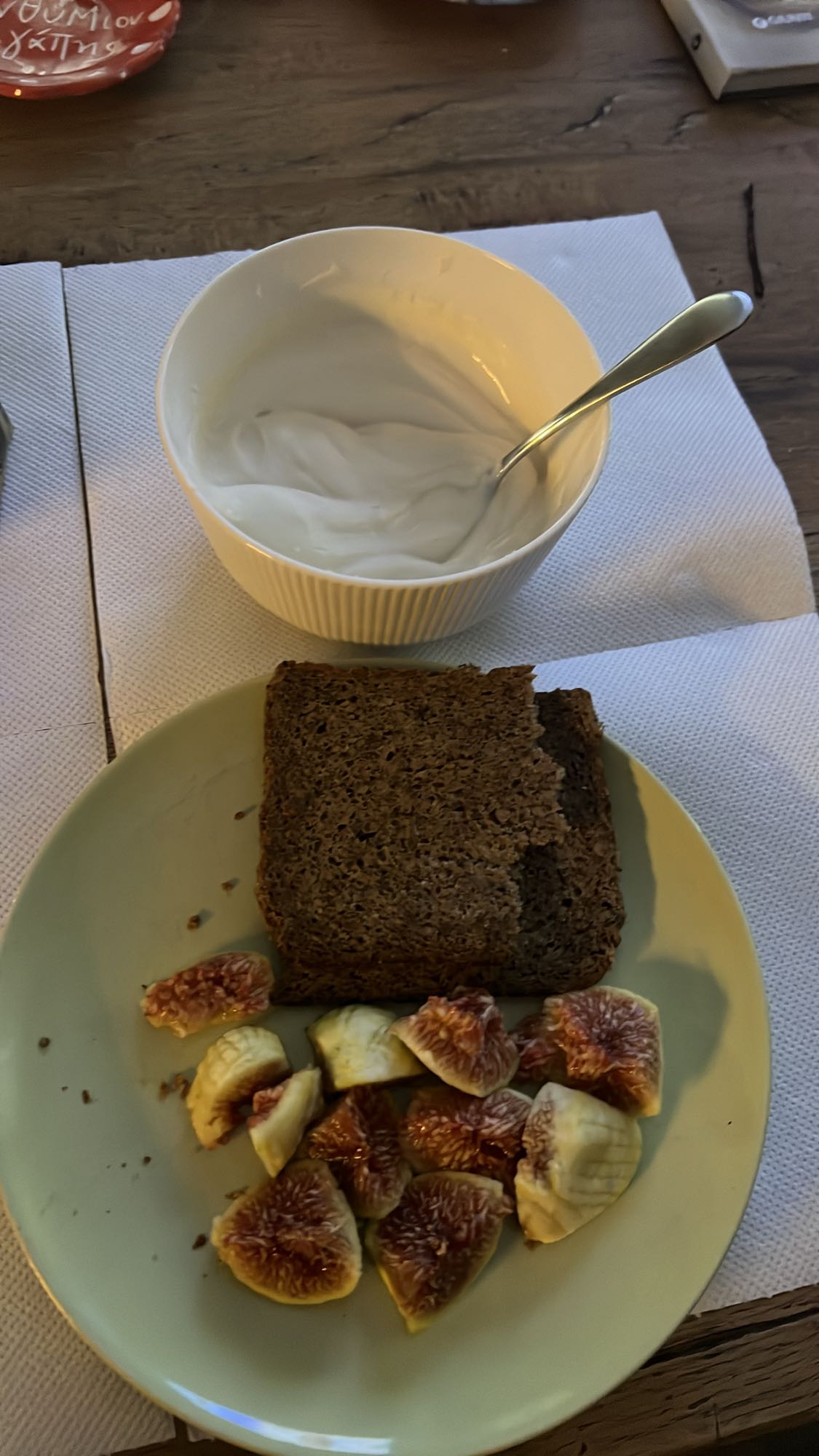 Ψωμί, σύκα και γιαούρτι
