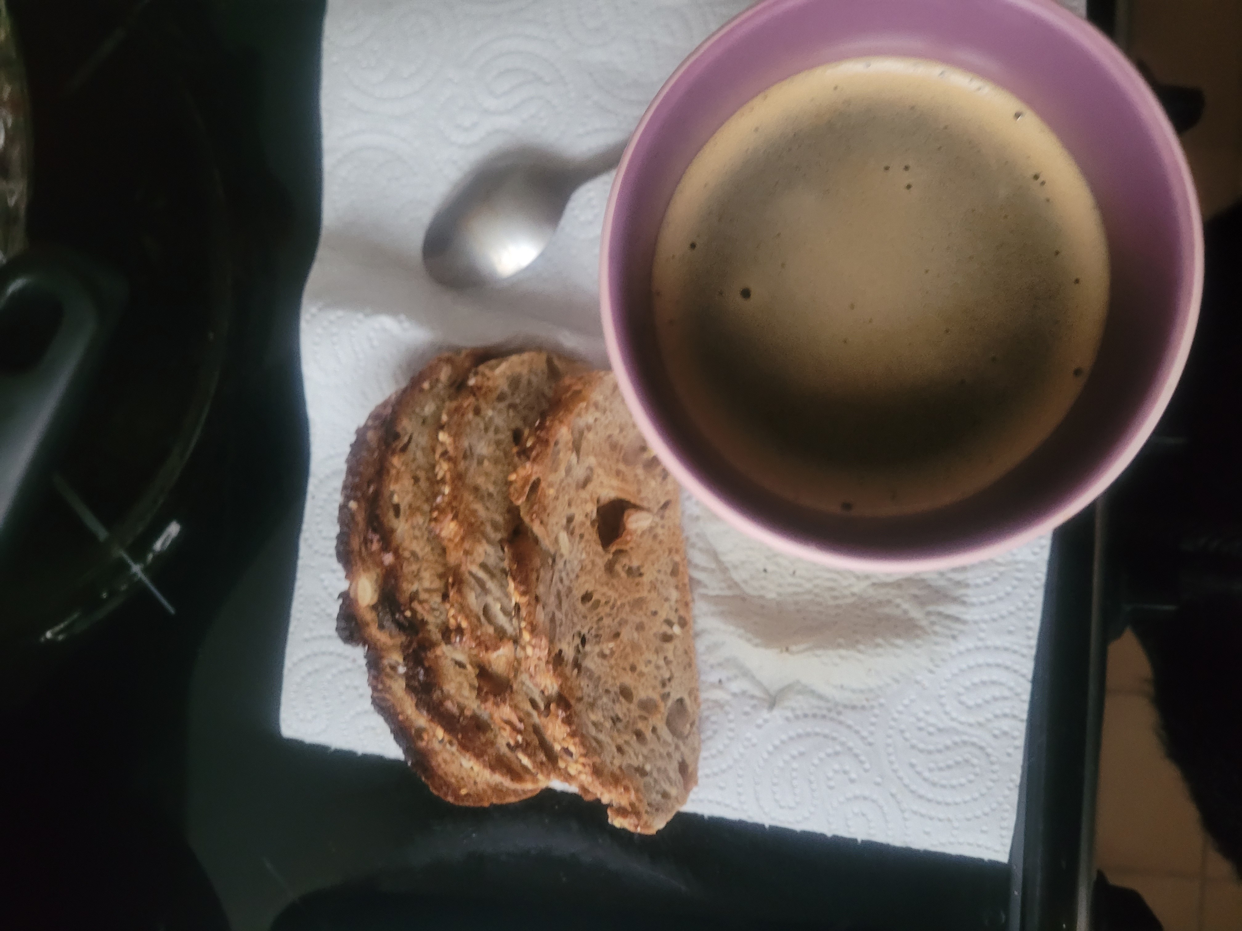 Pain aux céréales et café