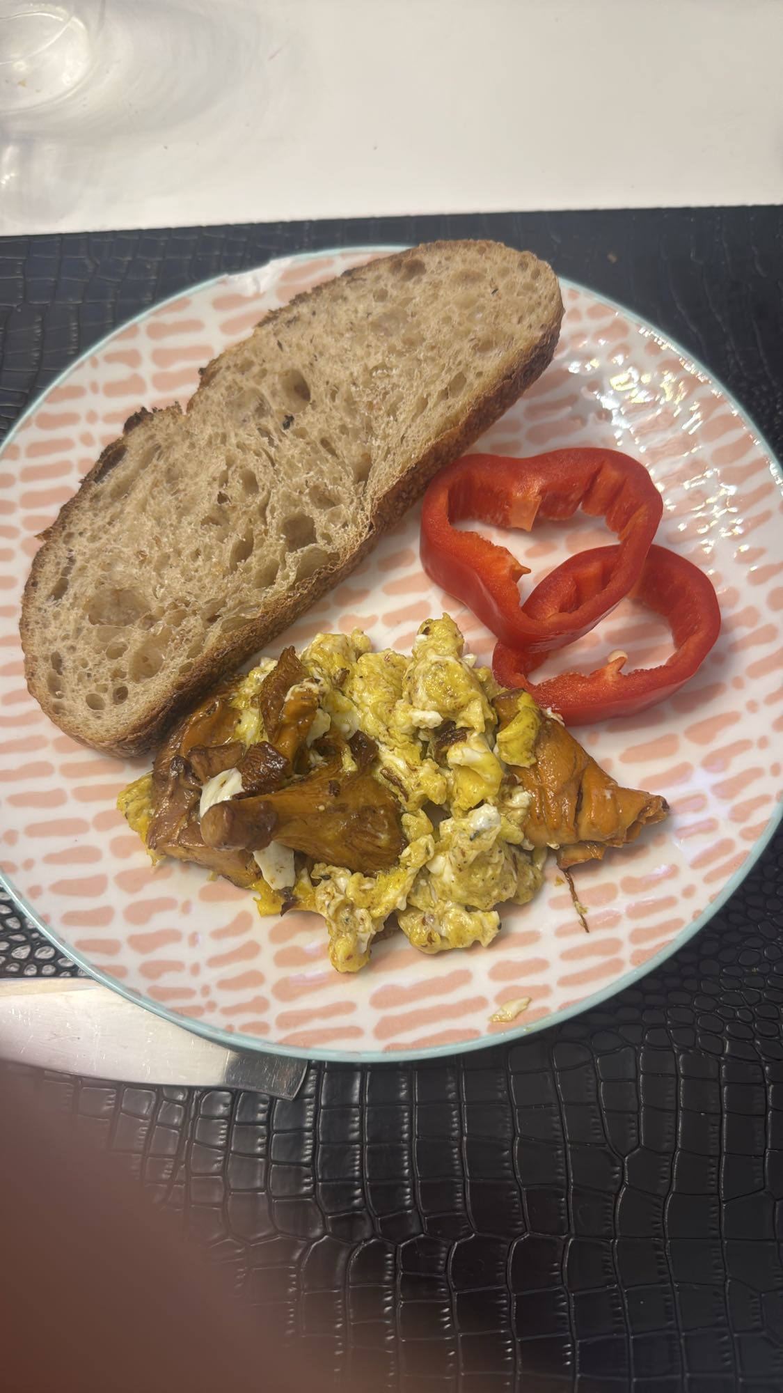 Jajecznica z chlebem