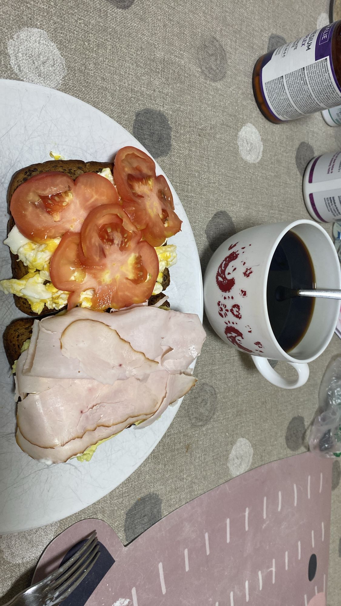 Tostadas con huevo y pavo