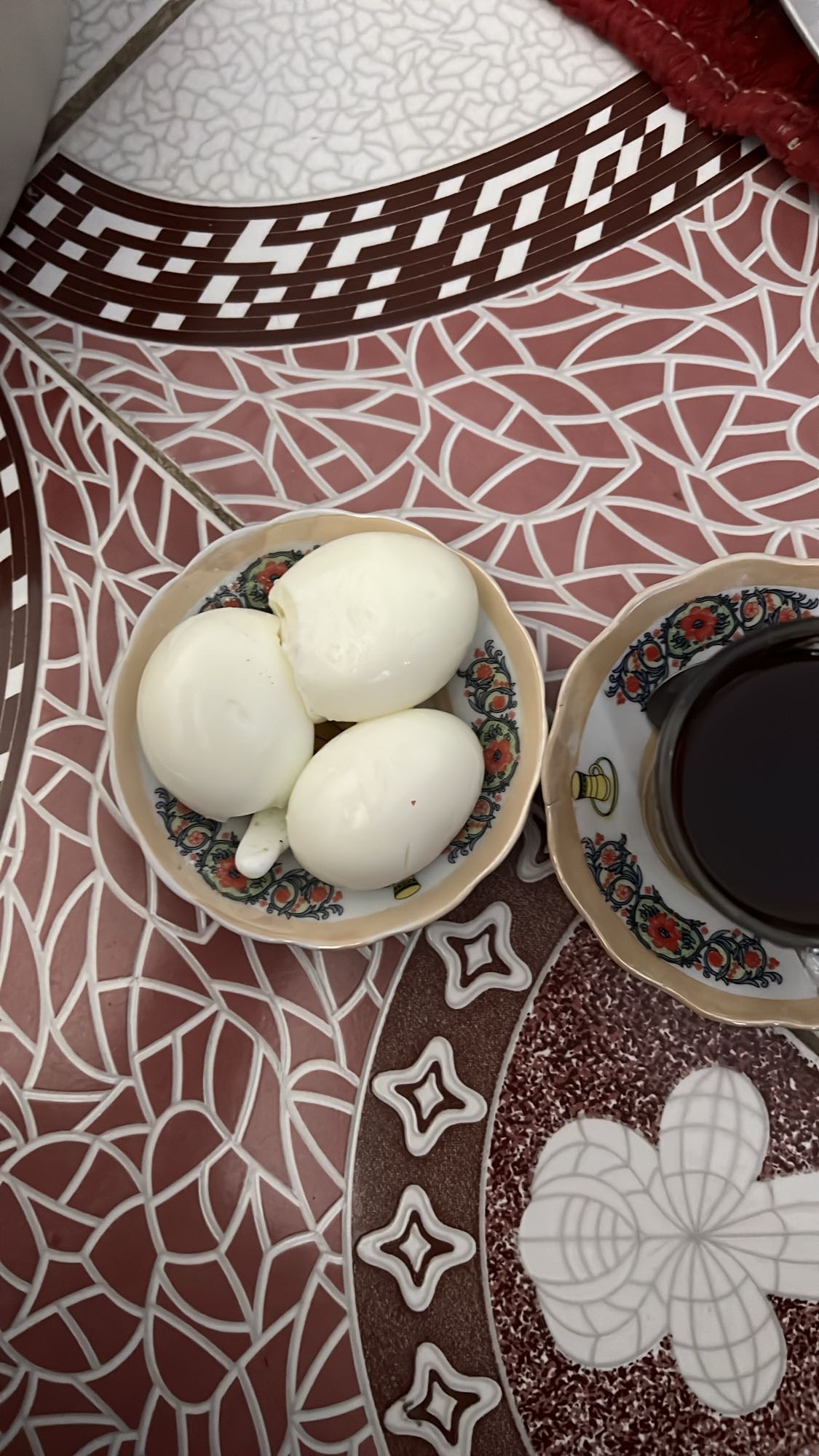 بيض مسلوق وقهوة