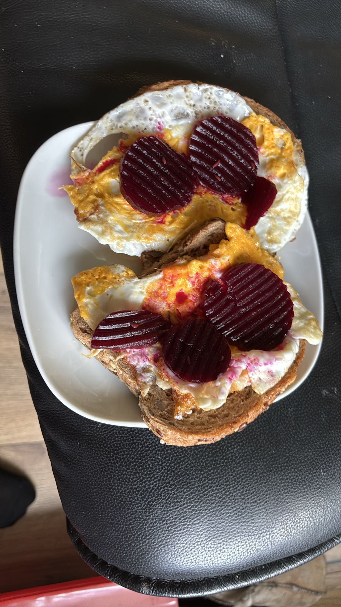 Egg og rødbete toast