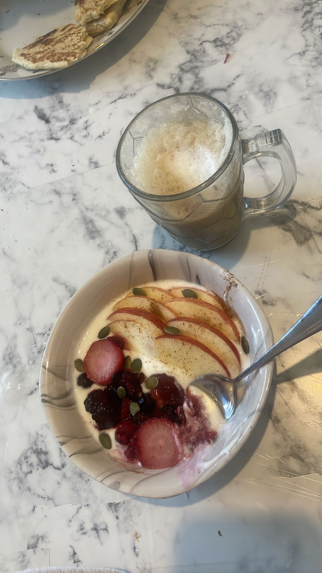 Yaourt aux fruits et café